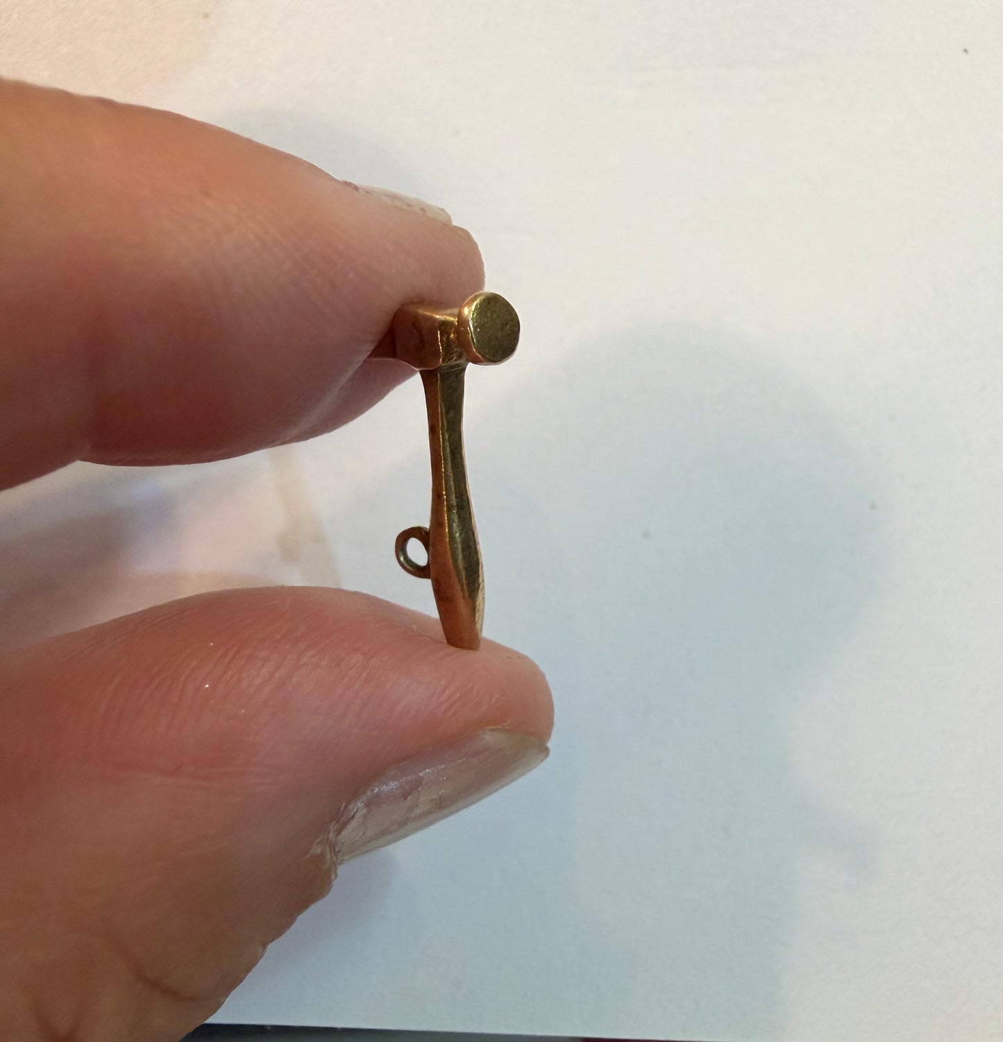 9ct vintage hammer charm 1.0g