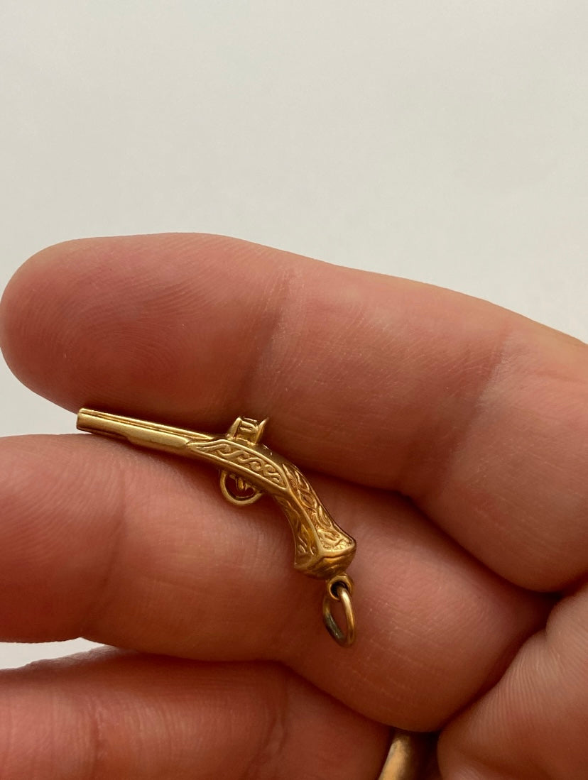 9ct vintage musket / gun charm