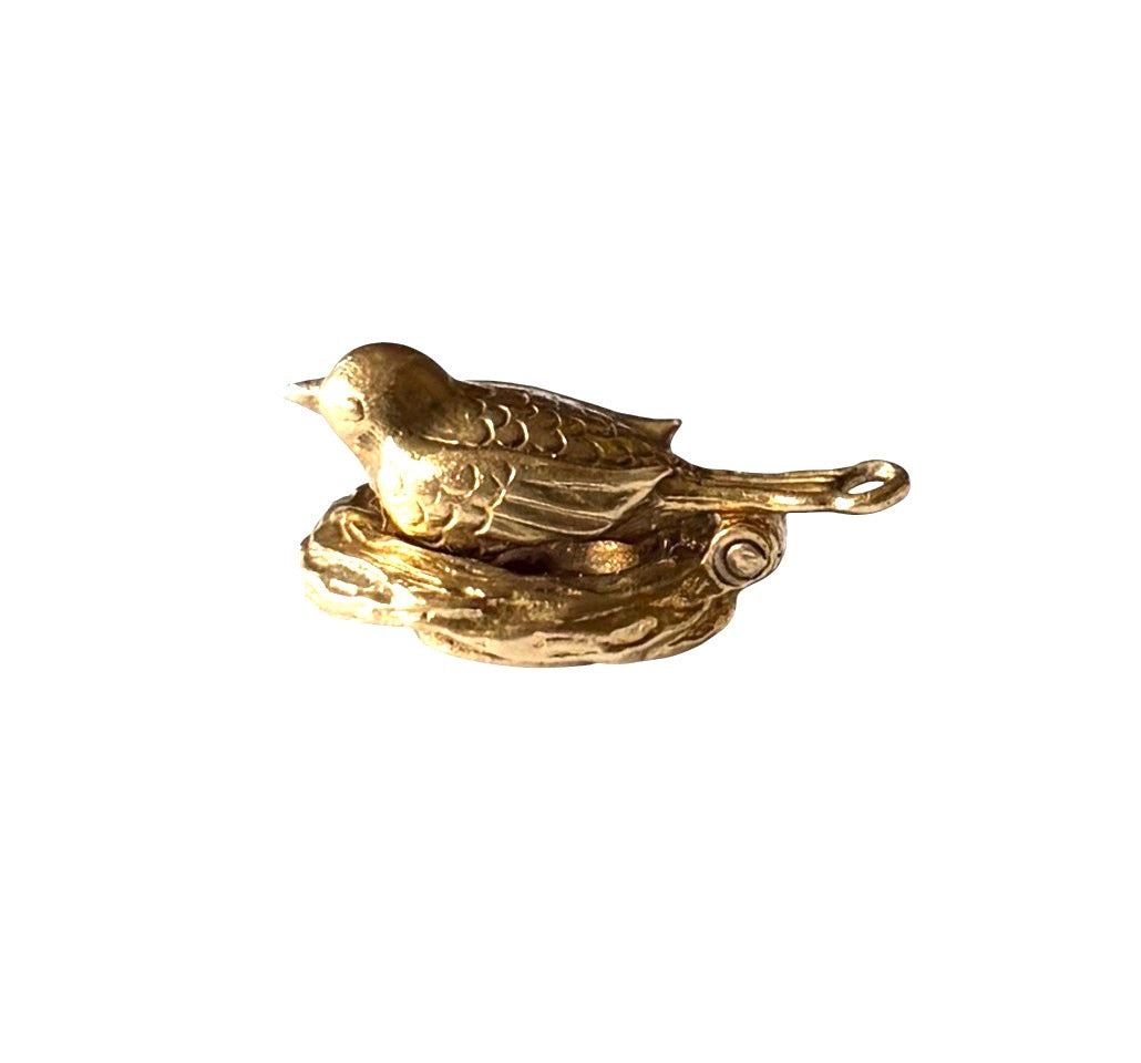 9ct vintage 'just laid' hen on nest charm, opening charm 4.02g circa 1973