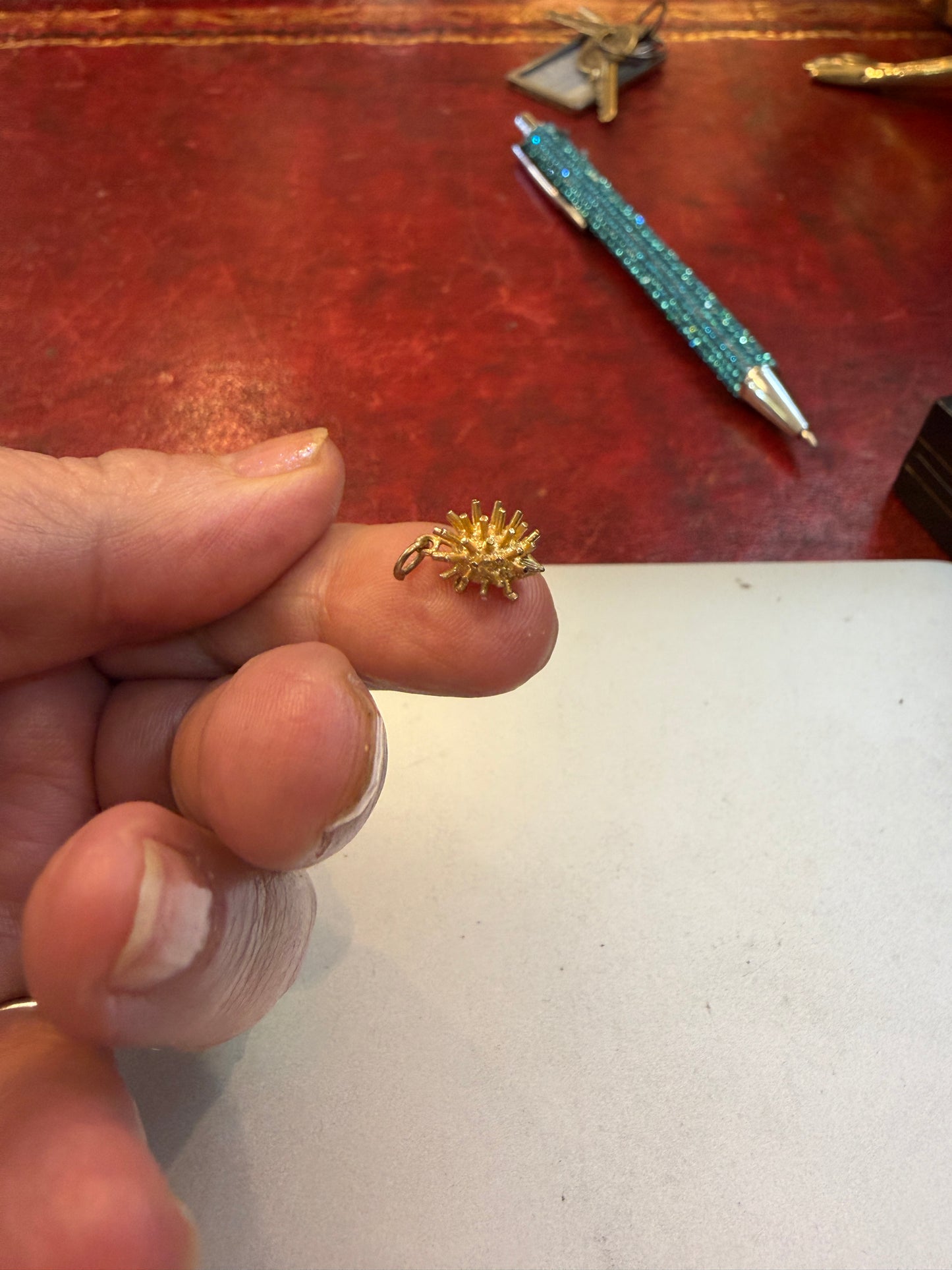 9CT VINTAGE SMALL HEDGEHOG CHARM. 0.9G