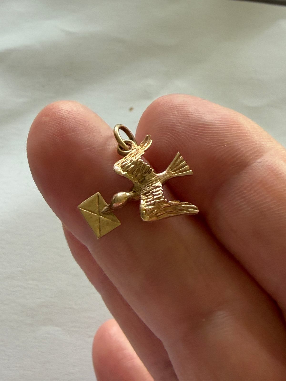 9ct vintage dove with letter charm 1.22g