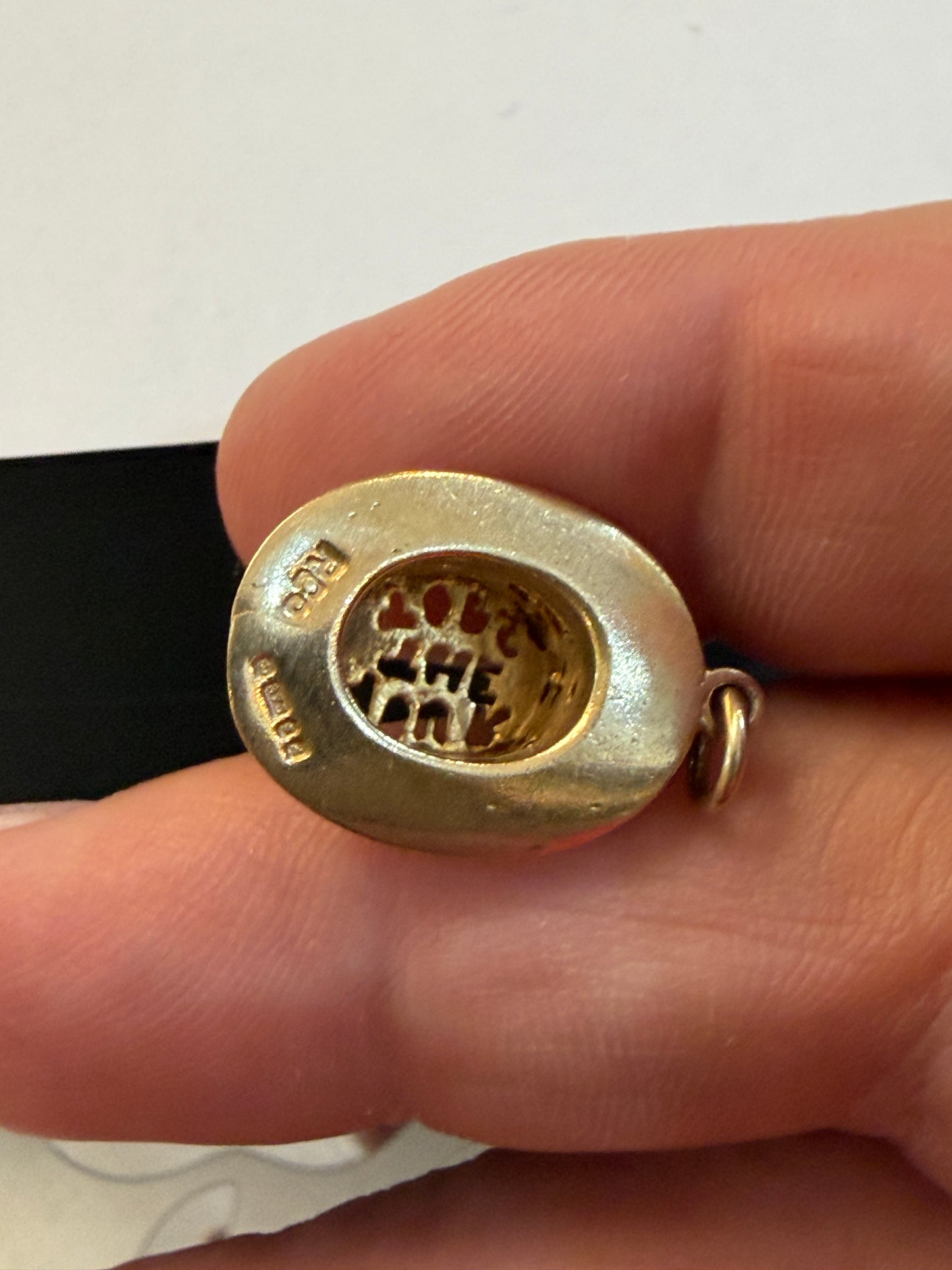 9ct vintage topo hat charm, 'you'r the tops' circa 1975 2.22g