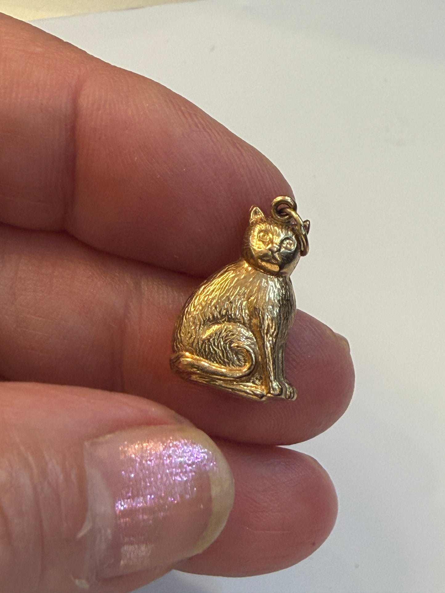 9ct vintage cat charm, sitting cat, hollow 0.83g
