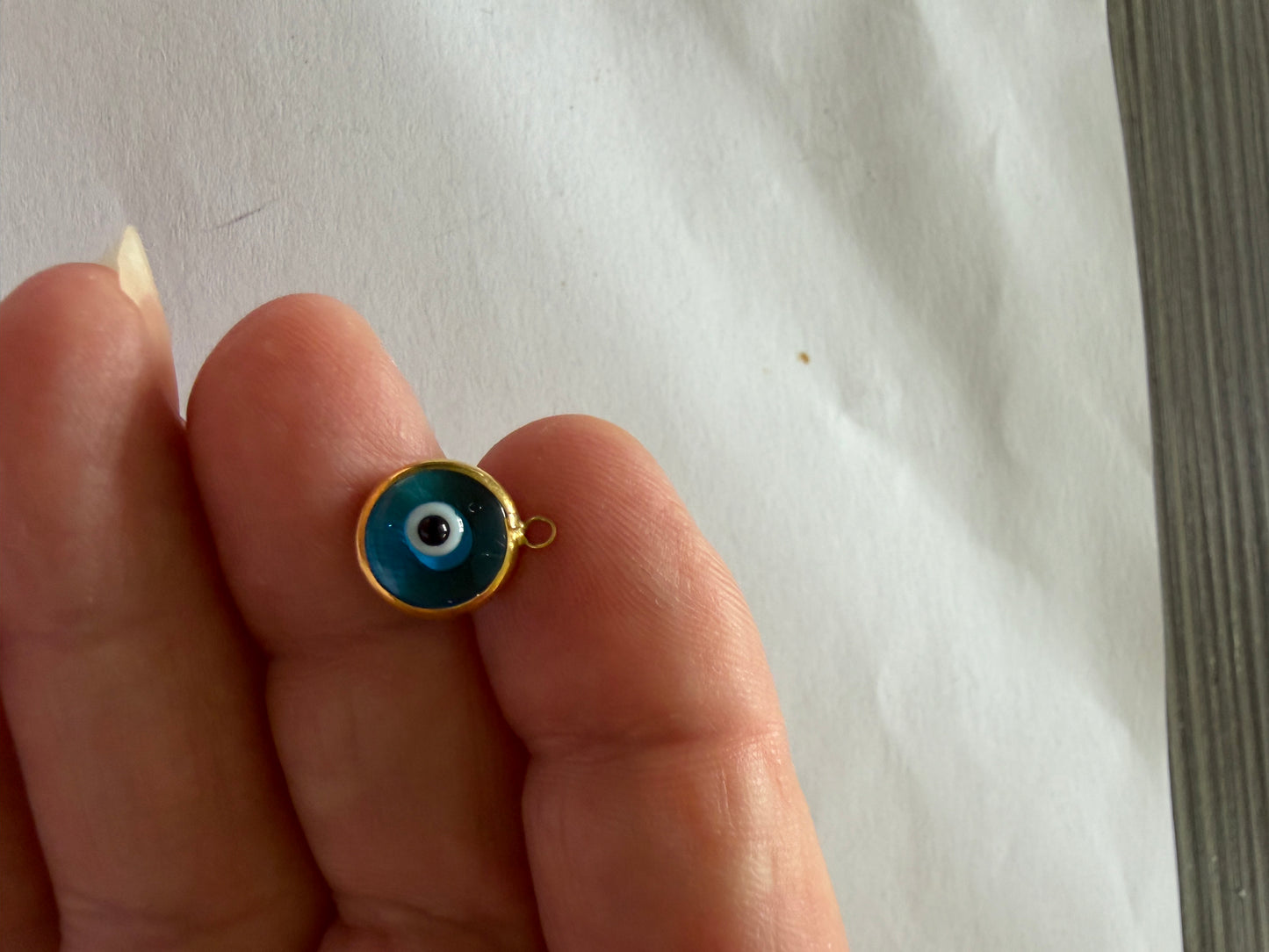 9ct pre owned  evil eye charm / pendant. 0.57g