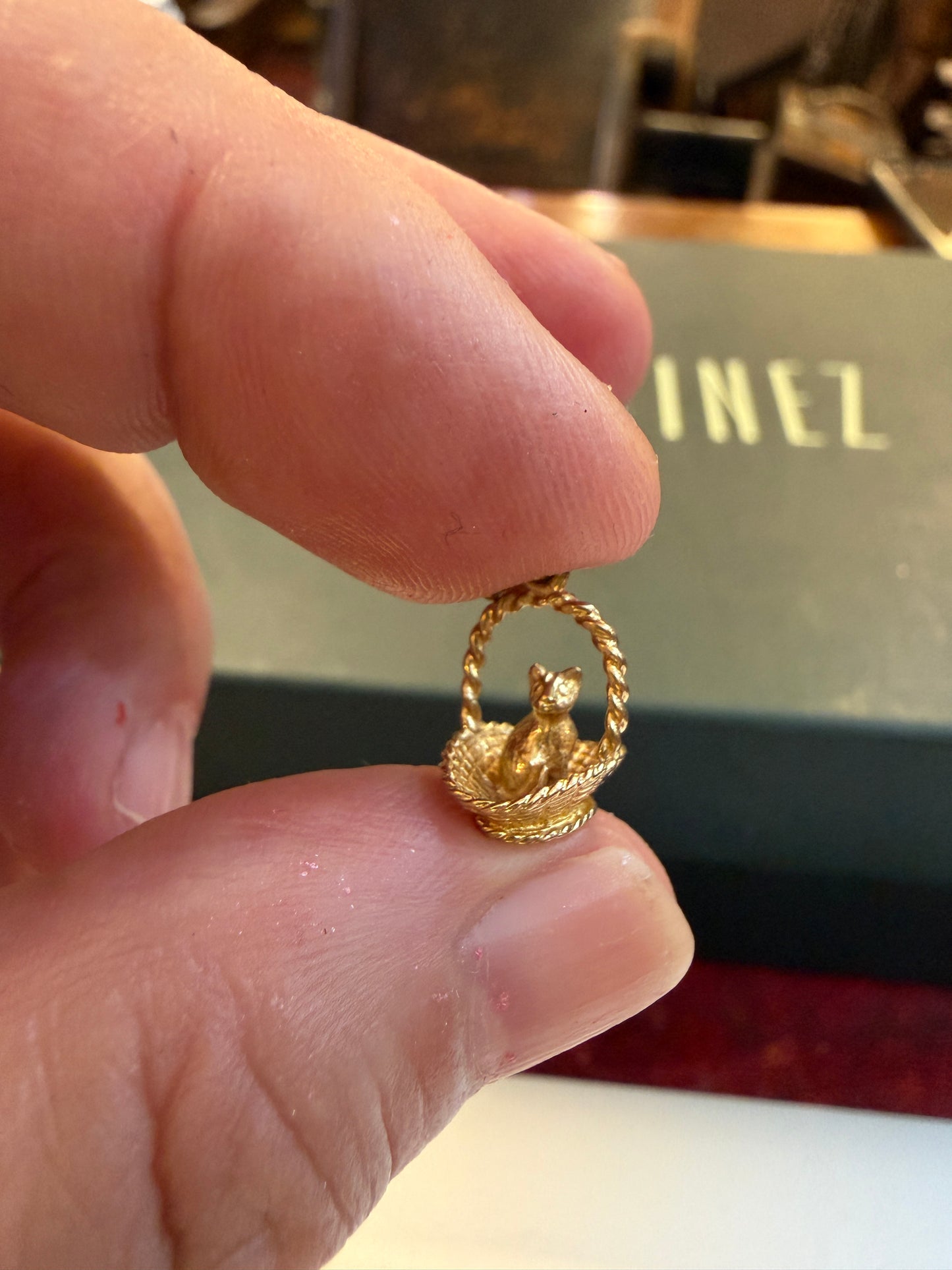 9ct vintage cat in basket charm 1.3g