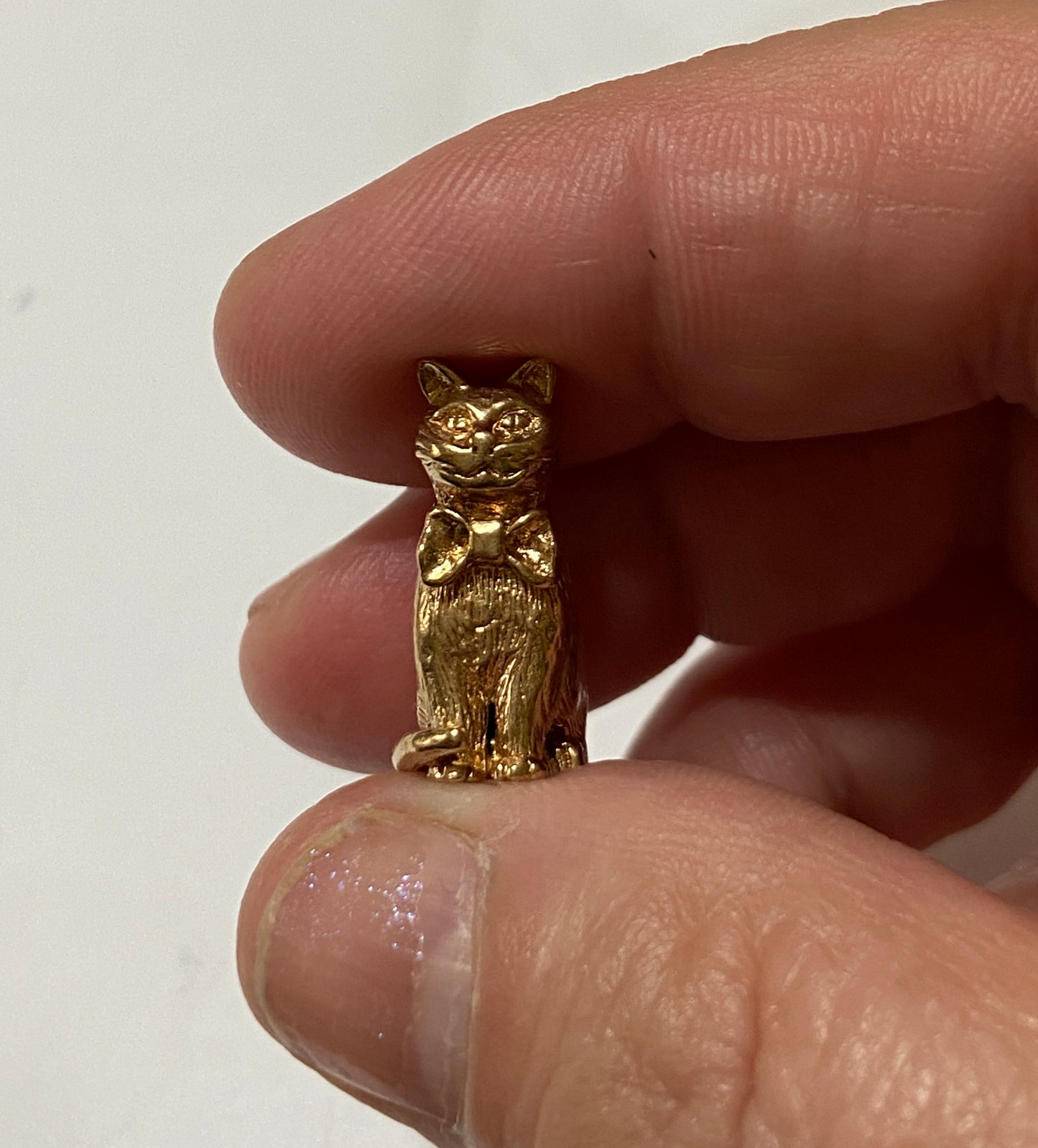 9ct vintage cat charm. solid gold circa 1962 maker ppld 5.7g