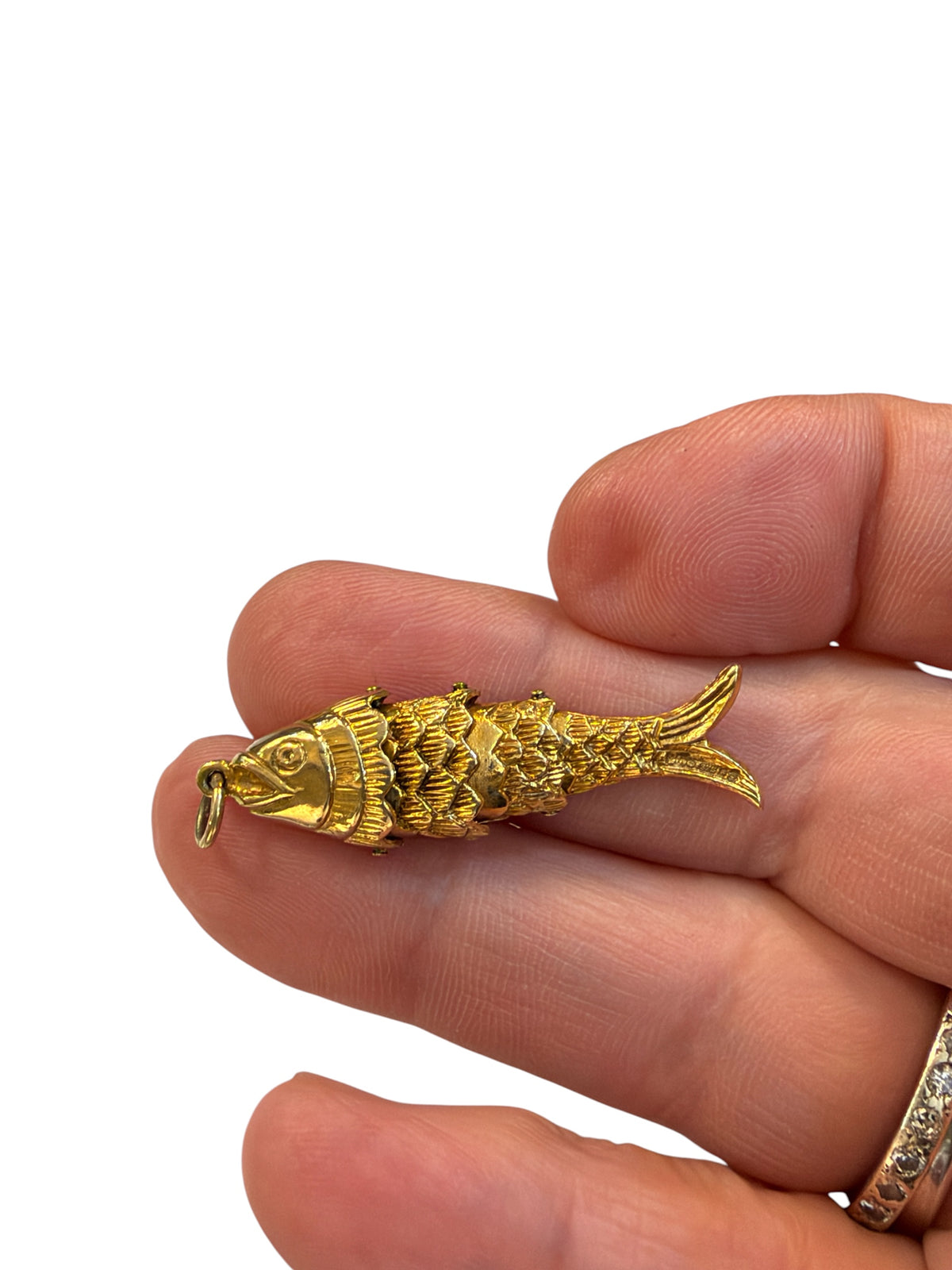 9ct vintage articulated fish charm circa 1968. 4.70g