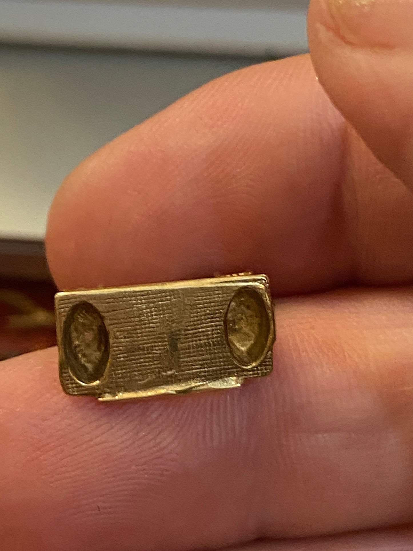 9ct vintage tower bridge charm. yellow gold