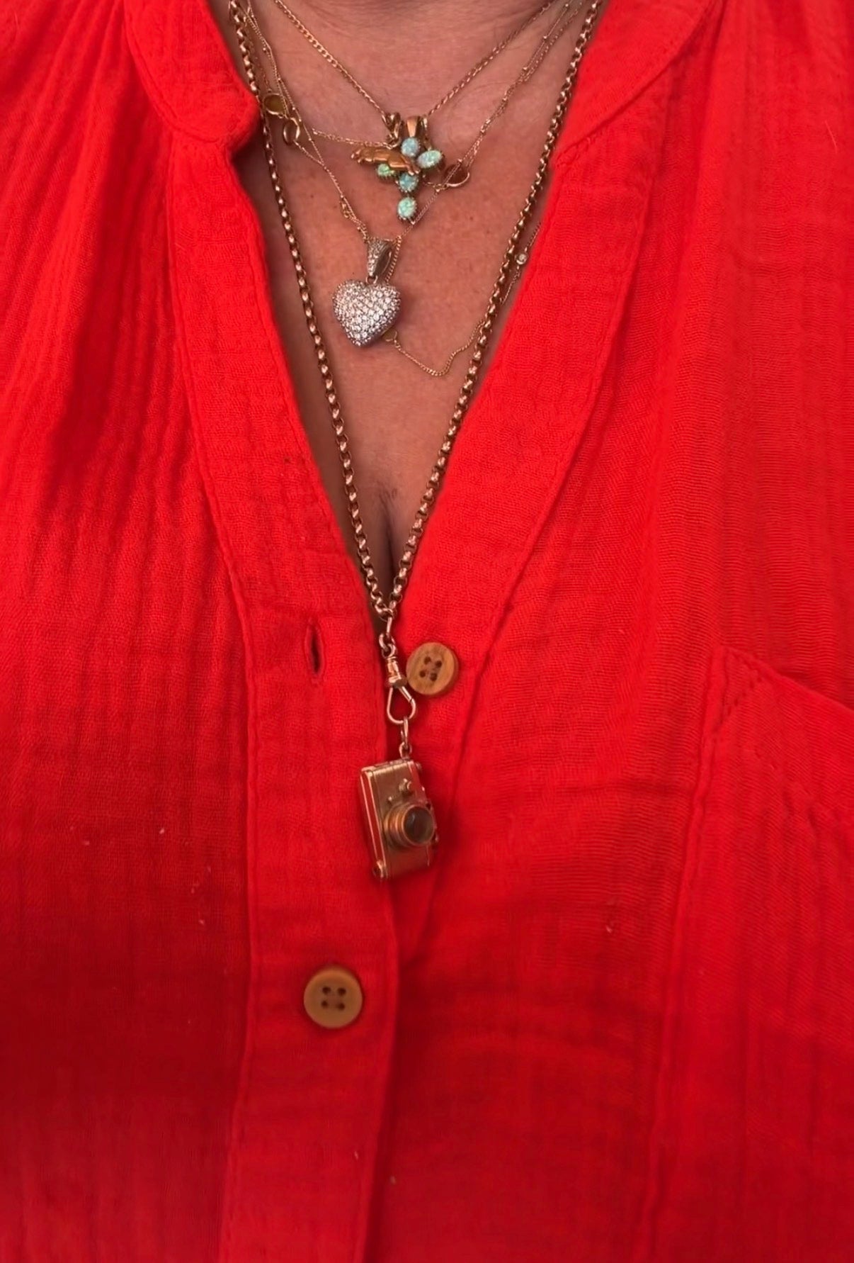 9ct vintage cmera charm. opening camera charm circa 1969. 9.47g