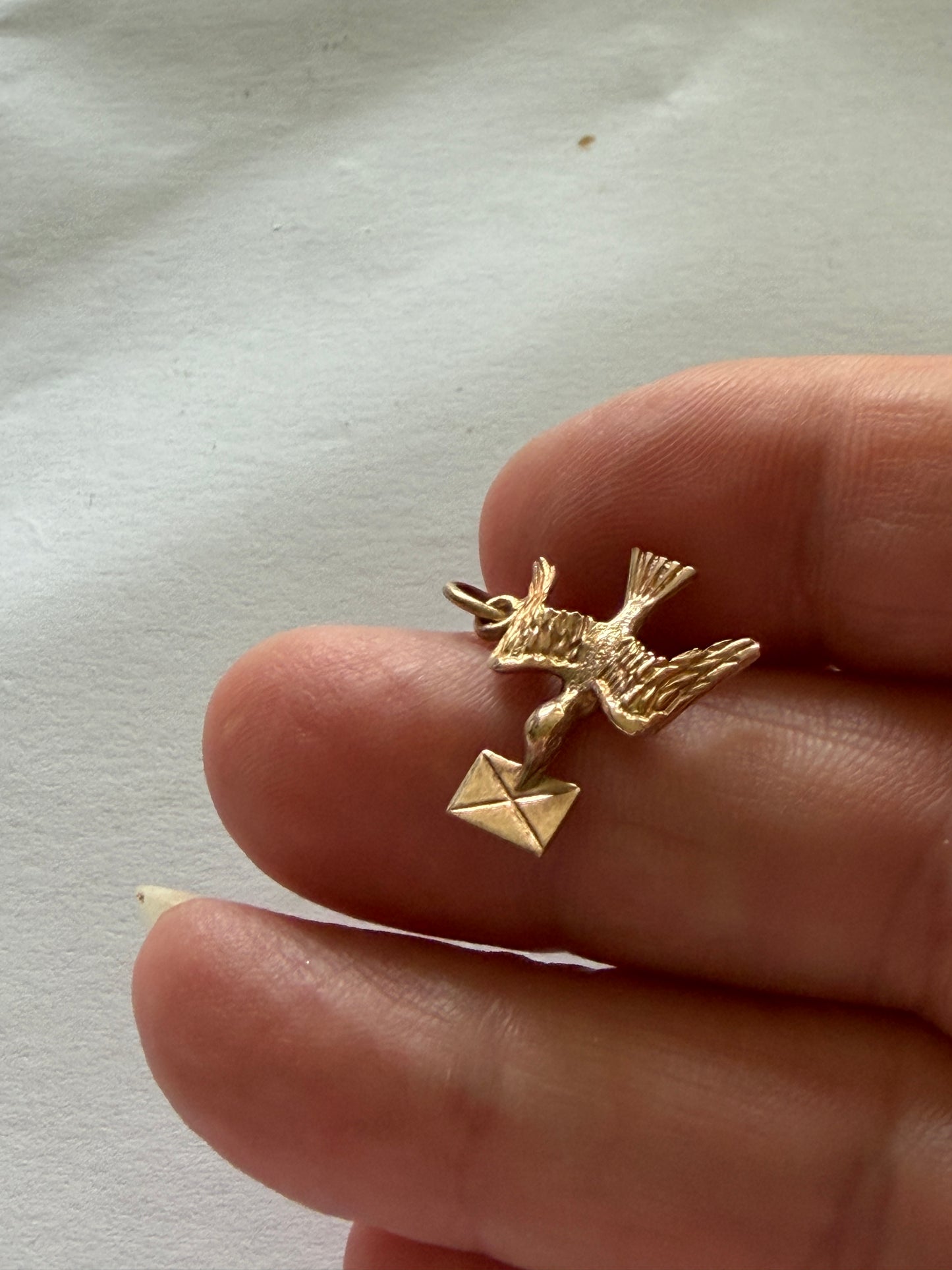 9ct vintage dove with letter charm 1.22g