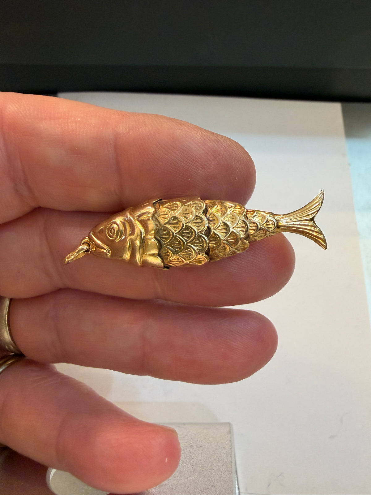 9ct articulated fish charm pendant circa 1993 Sheffield. 3.10g