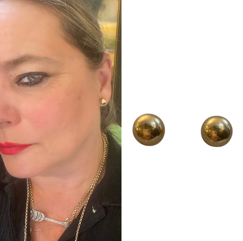 18ct 750 yellow gold stud earrings. 2.6g