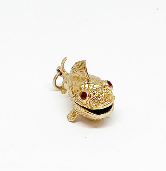 9ct fish charm vintage opening with a worm inside.