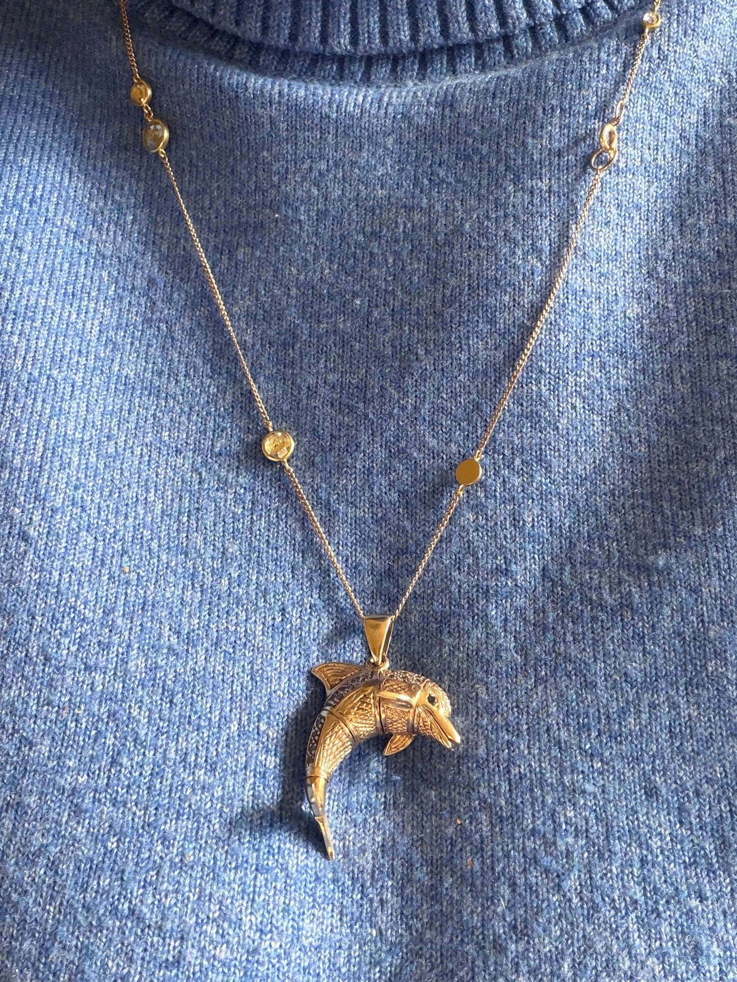 9ct vintage dolphin charm - pendant large 8.5g