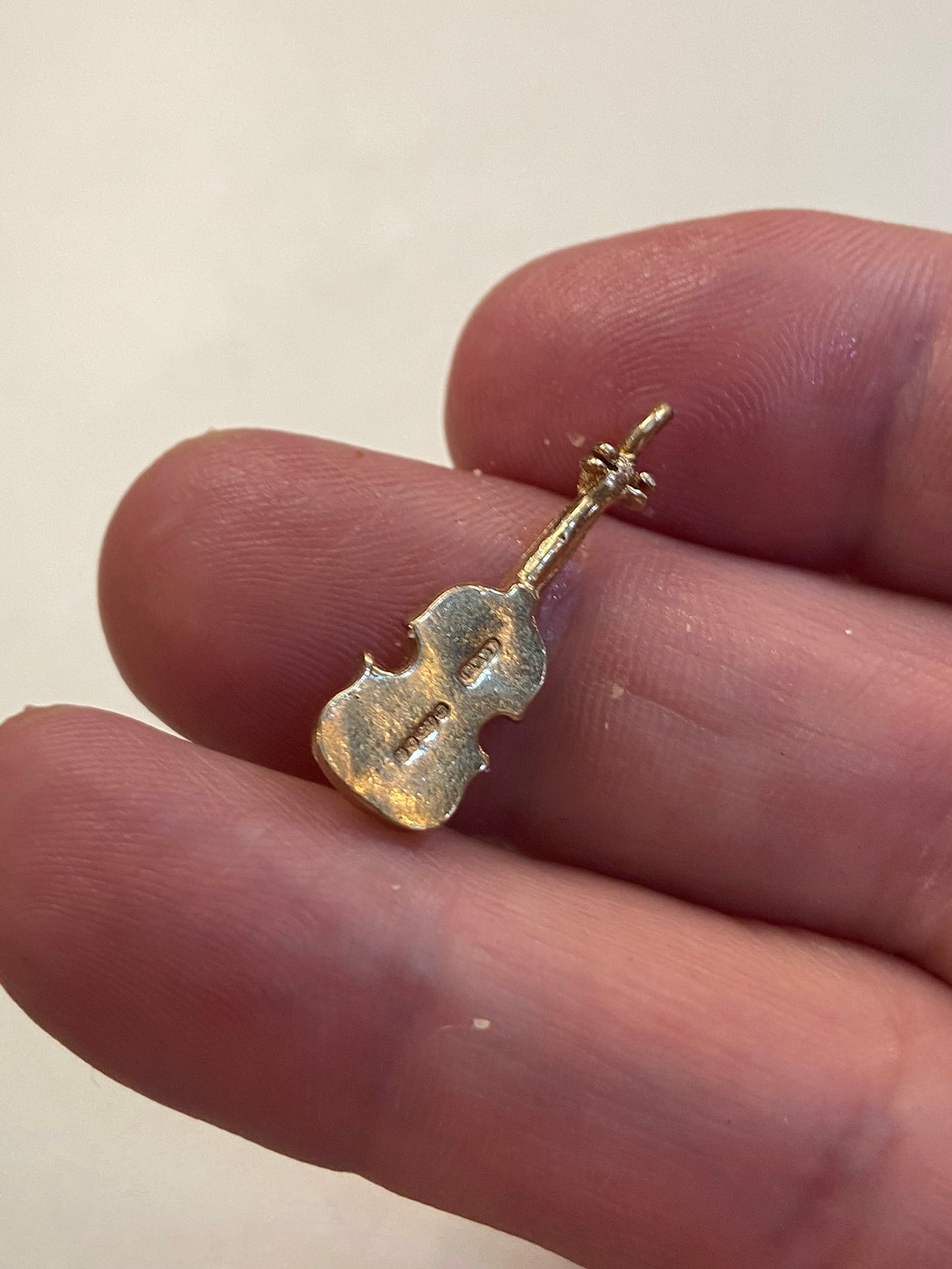 9ct vintage violin charm. circa 1990 1.9g