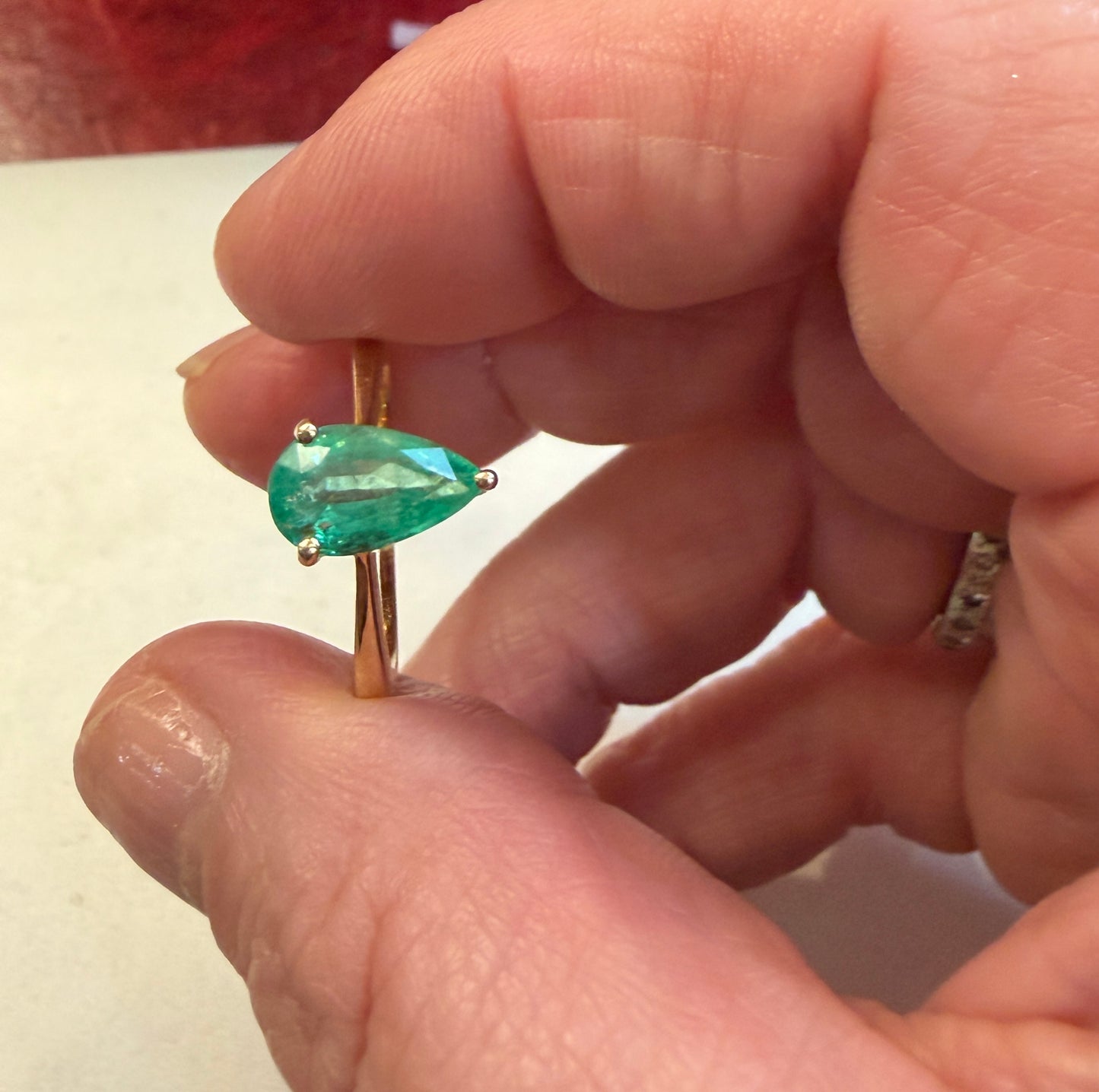9ct pre owned 1.0ct pear shaped emerald ring size N 1/2
