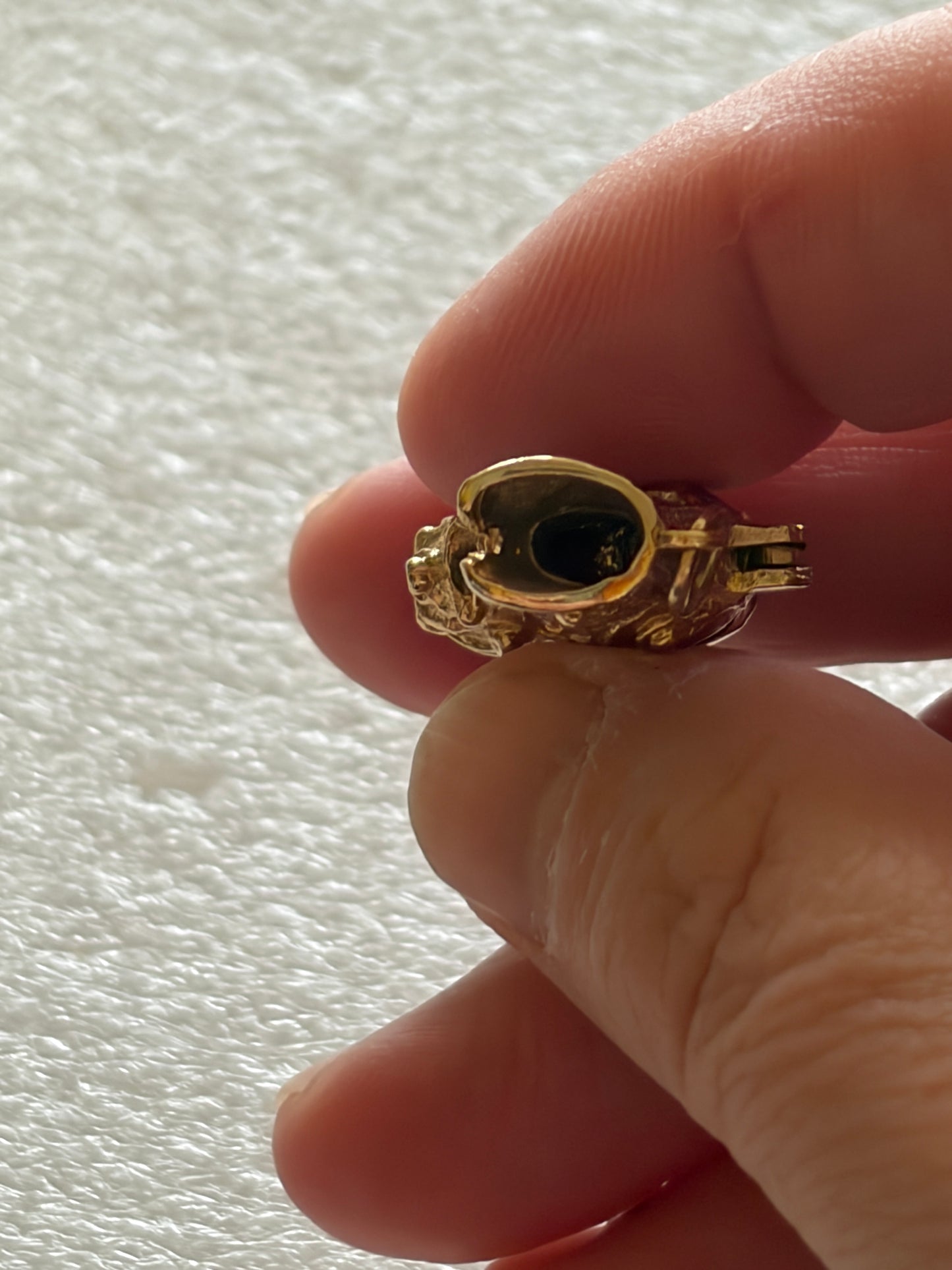9ct vintage ice skate charm circa 1966 London with enamel skater inside. 6.2g