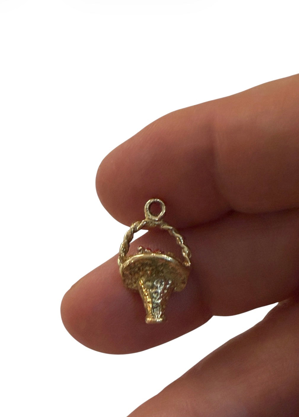 9ct vintage basket of flowers charm. 2.54g