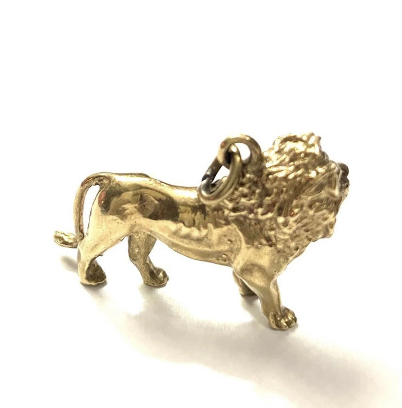 9ct vintage lion charm / pendant heavy and large