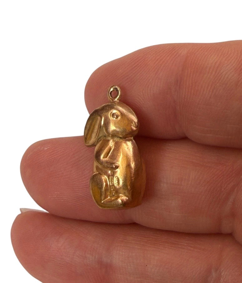 9ct vintage flopsey bunny rabbit charm. 1.1g circa 1974 hollow
