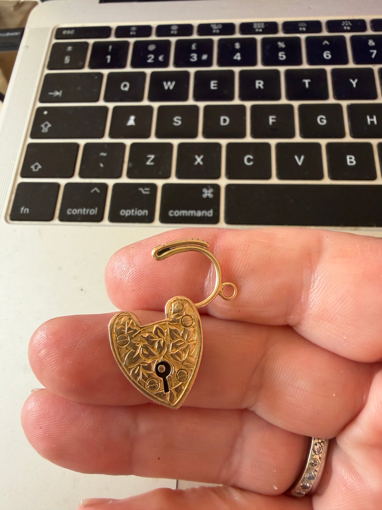 9ct vintage / antique ornate padlock charm / pendant maker J.S 2.53g