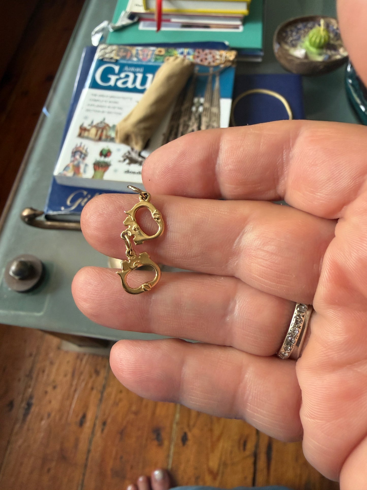 9ct vintage handcuff charm / pendant . 1.37g