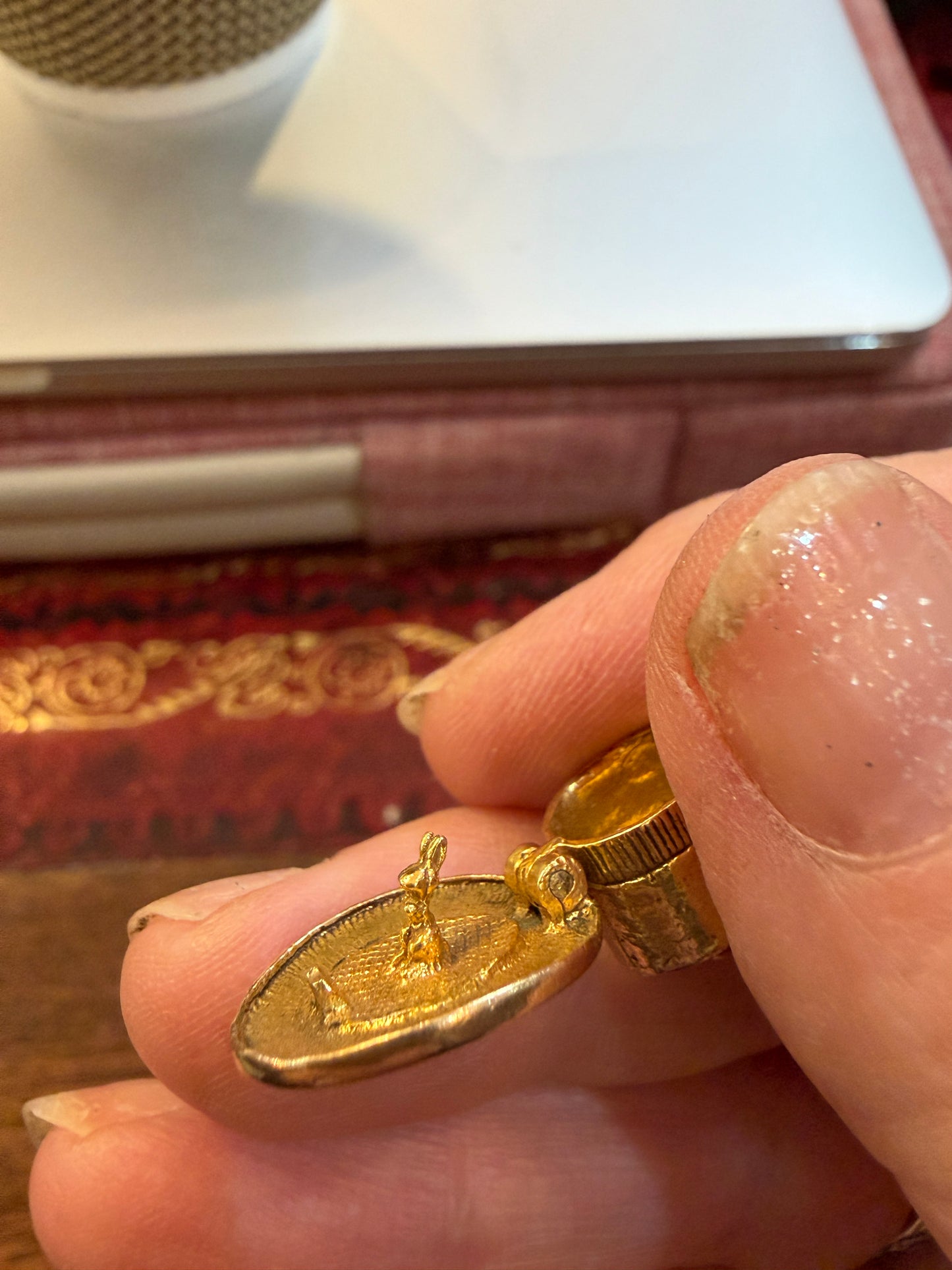 9ct vintage rabbit in a hat charm, circa 1962 4.3g