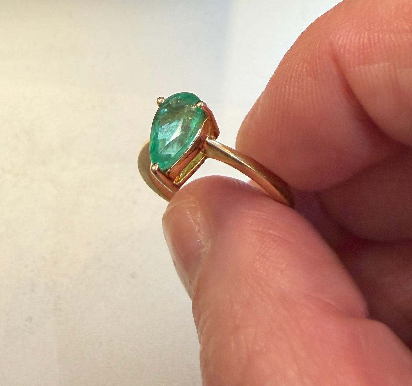 9ct pre owned 1.0ct pear shaped emerald ring size N 1/2