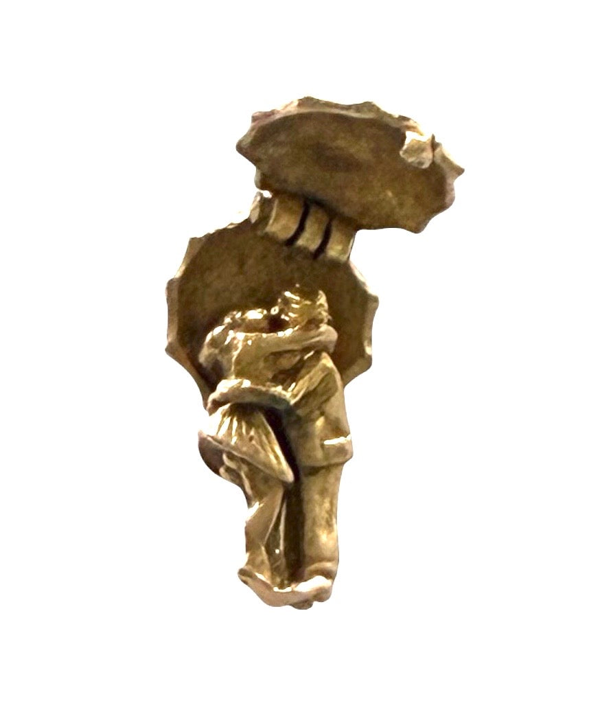 9ct vintage kissing couple charm circa 1962 by G&H 2.64g