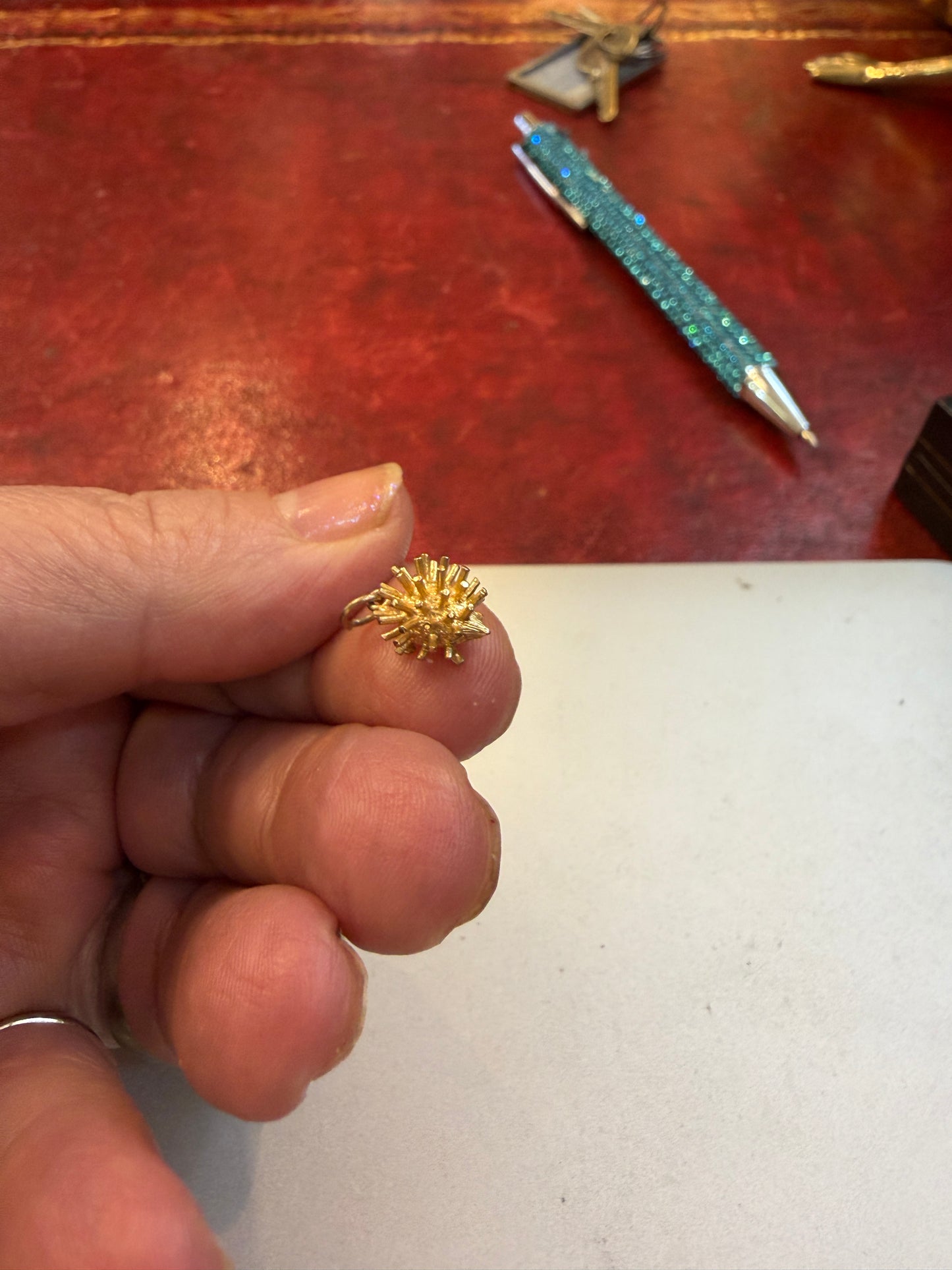 9CT VINTAGE SMALL HEDGEHOG CHARM. 0.9G
