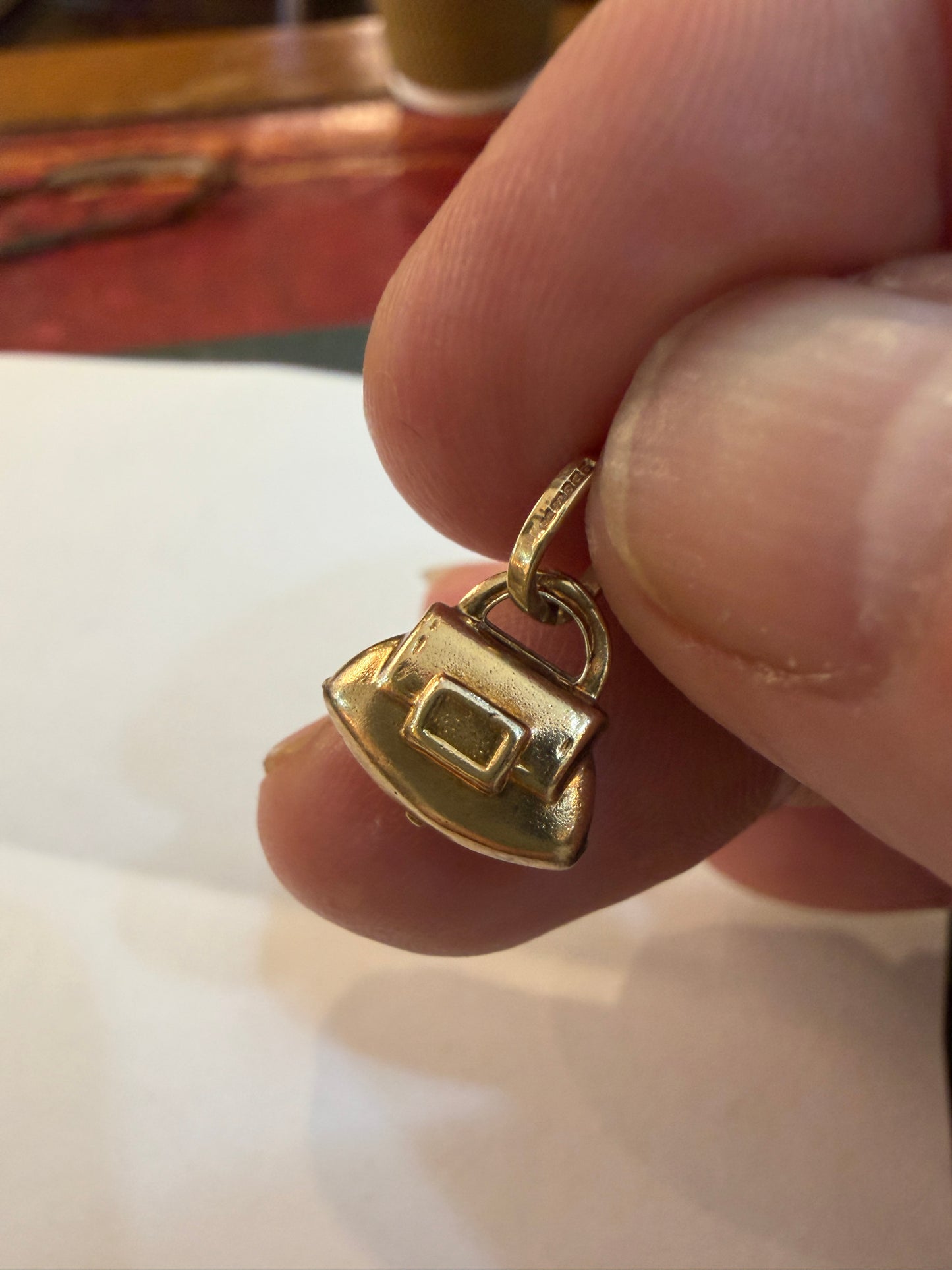 9ct vintage small handbag charm. 0.64g