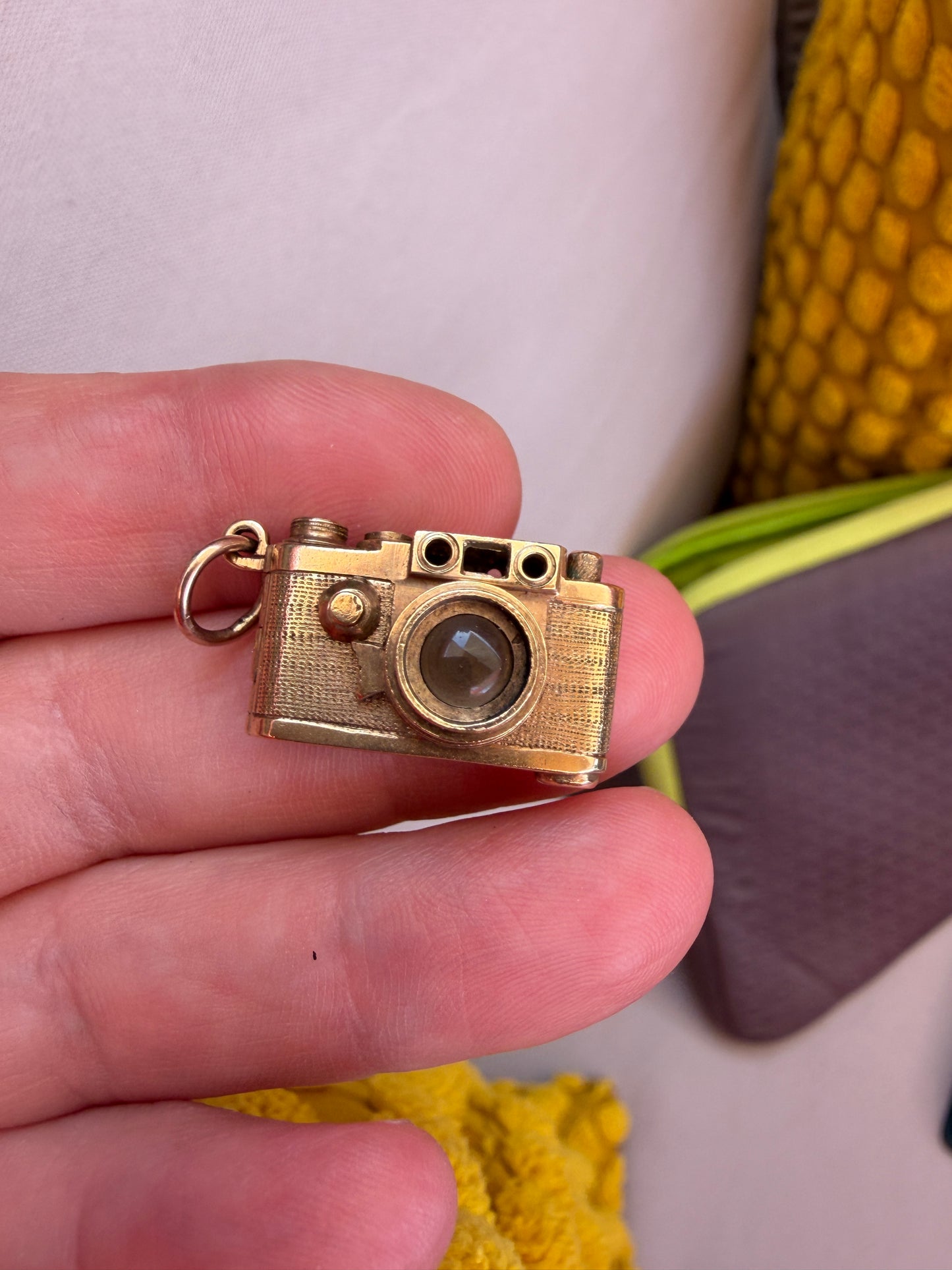 9ct vintage cmera charm. opening camera charm circa 1969. 9.47g