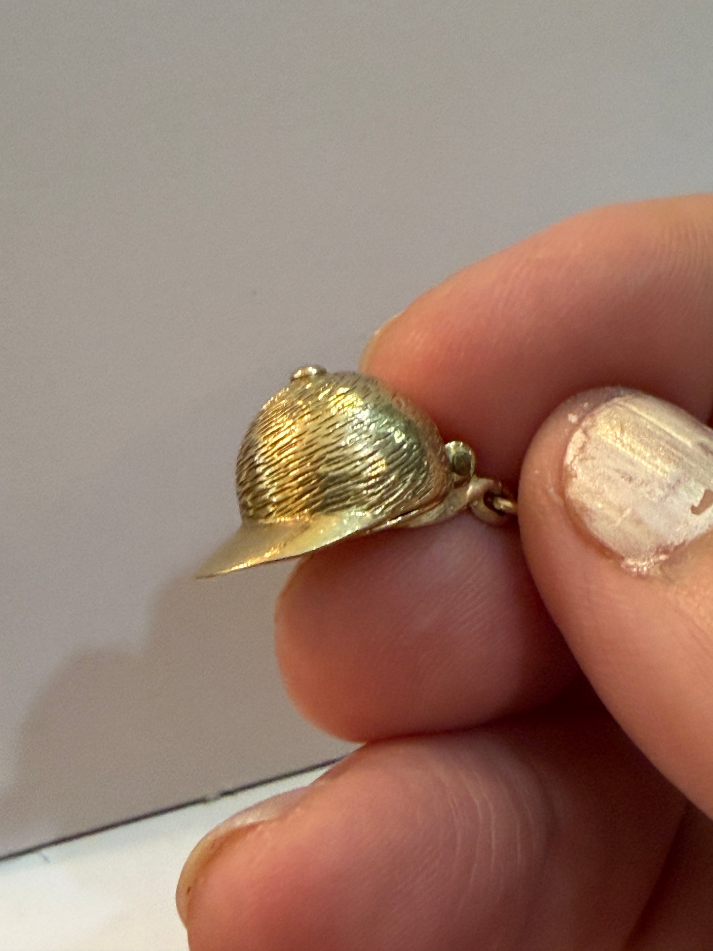9ct vintage jockey hat with horse charm / pendant circa 1965 4.4g
