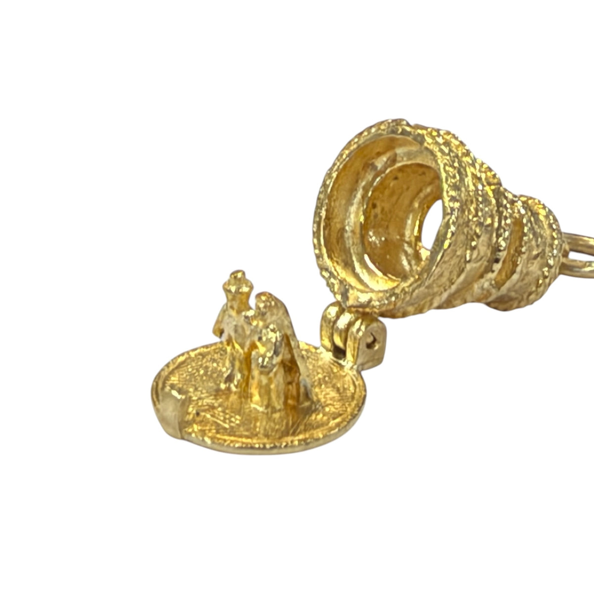 9ct vintage wedding cake charm, opening with couple inside. 3.2g