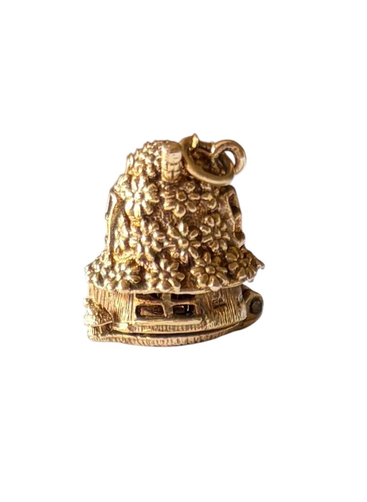 9ct rare vintage rabbit house charm, circa 1970 by NUVO 5.41g
