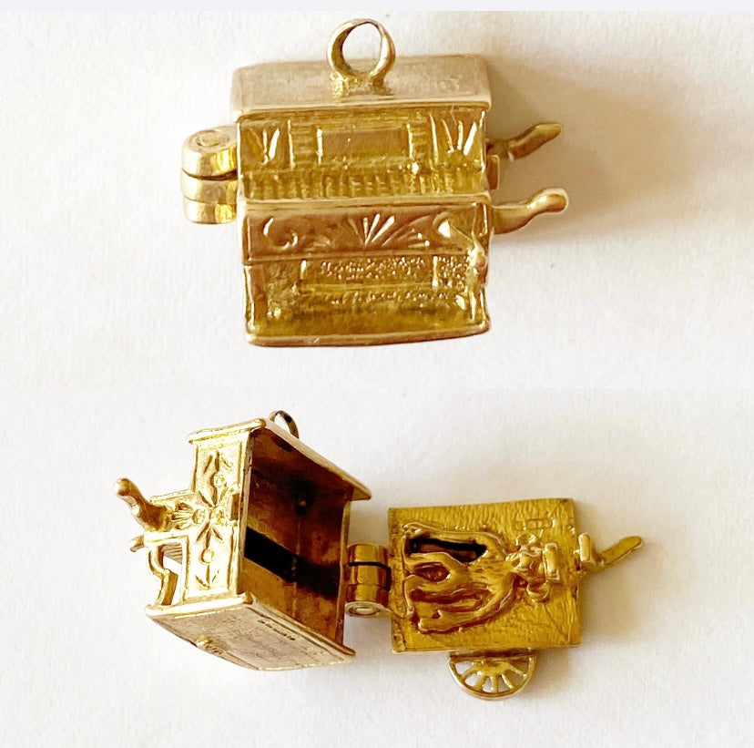 9ct vintage monkey and the organ grinder charm circa 1970