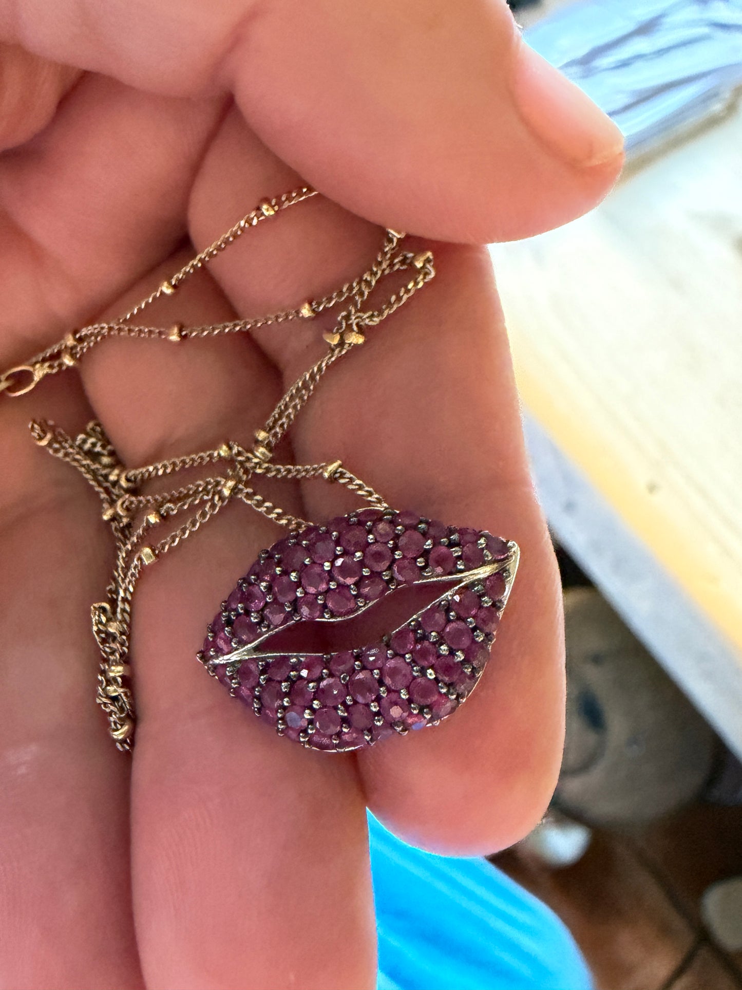 9ct vintage / pre owned ruby lips pendant charm,