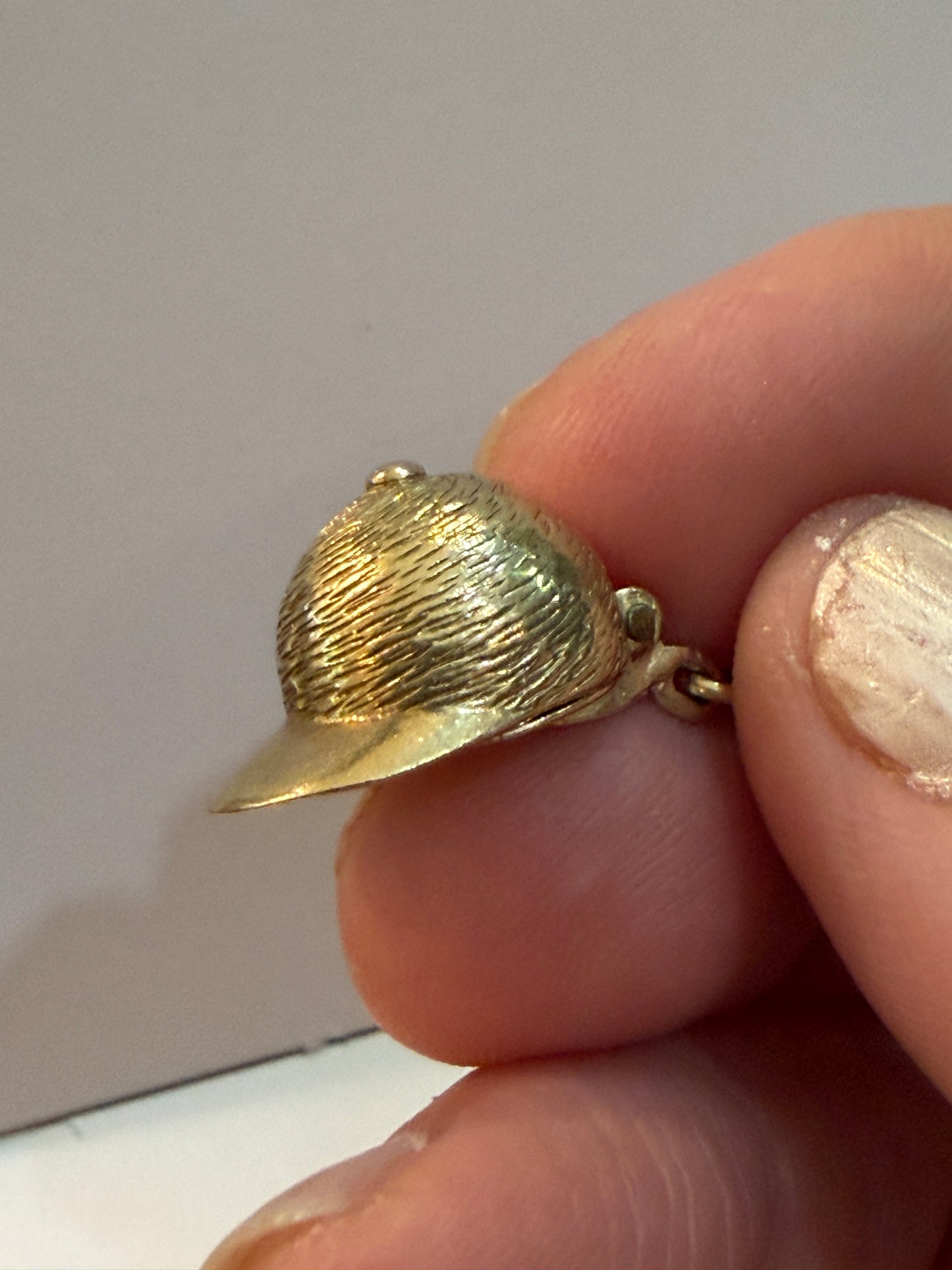 9ct vintage jockey hat with horse charm / pendant circa 1965 4.4g