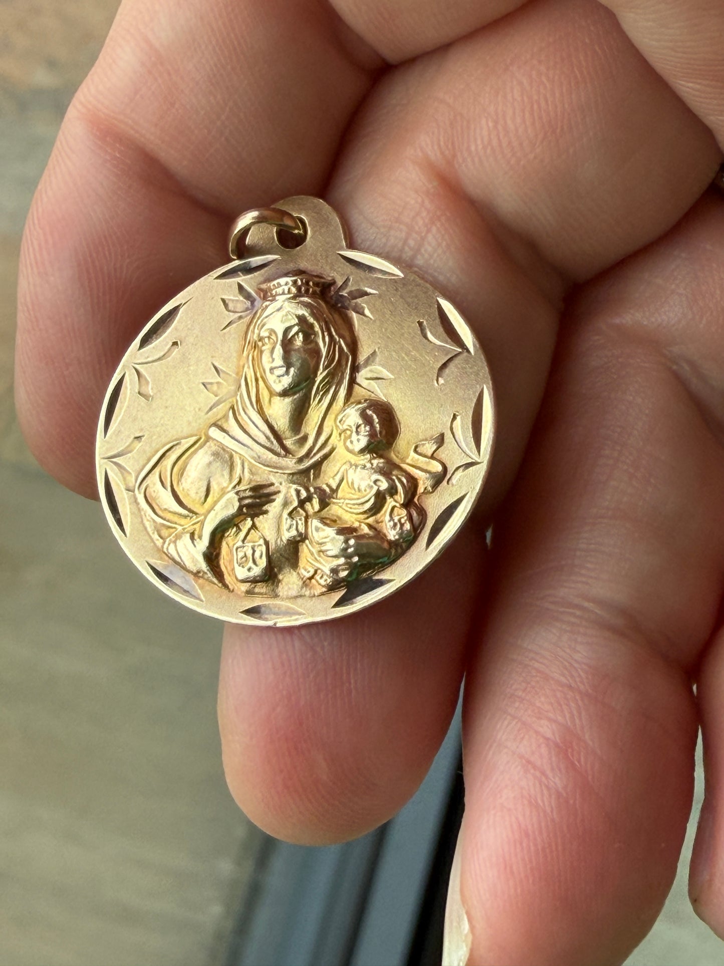 9ct vintage Mary and Jesus large  religious pendant, 4.11g