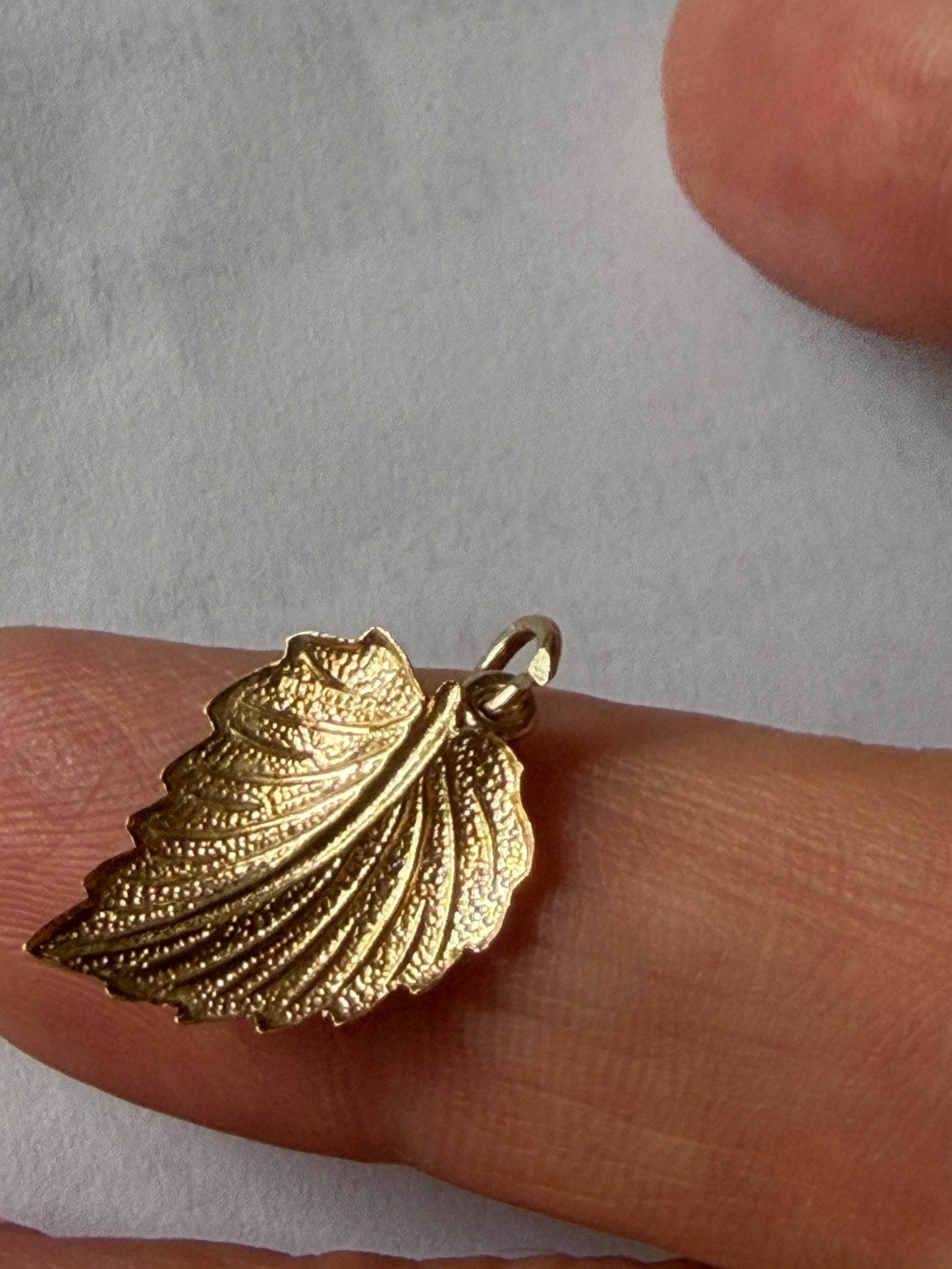 9ct vintage leaf charm / pendant circa 1989. 0.49g