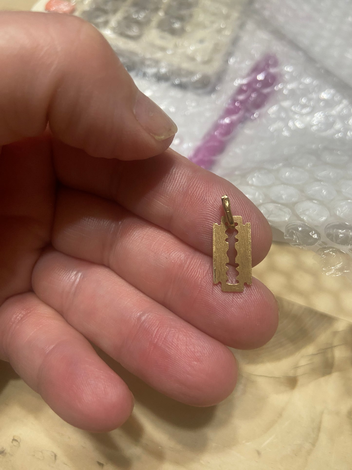 18ct vintage razor blade charm-pendant