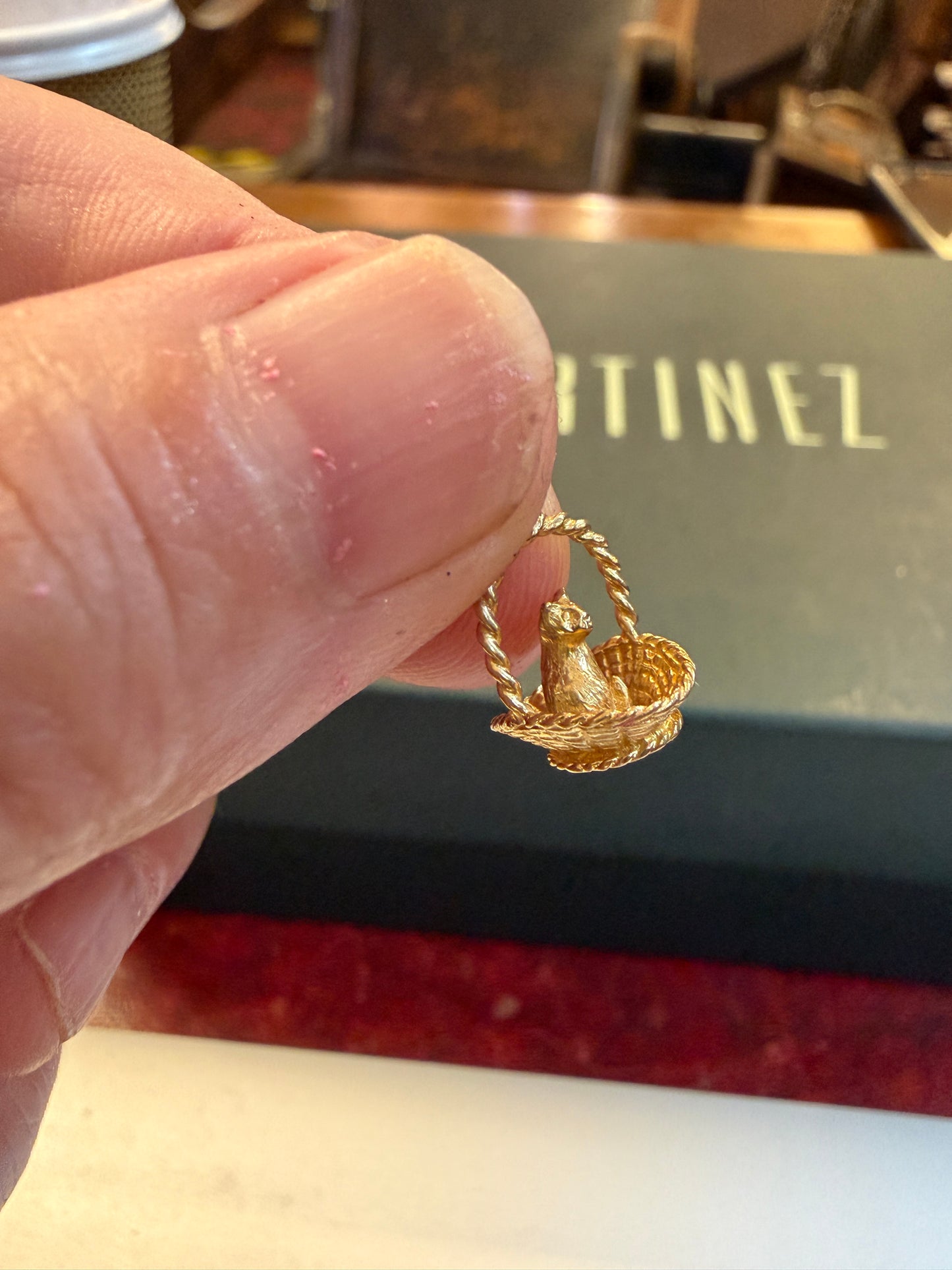 9ct vintage cat in basket charm 1.3g