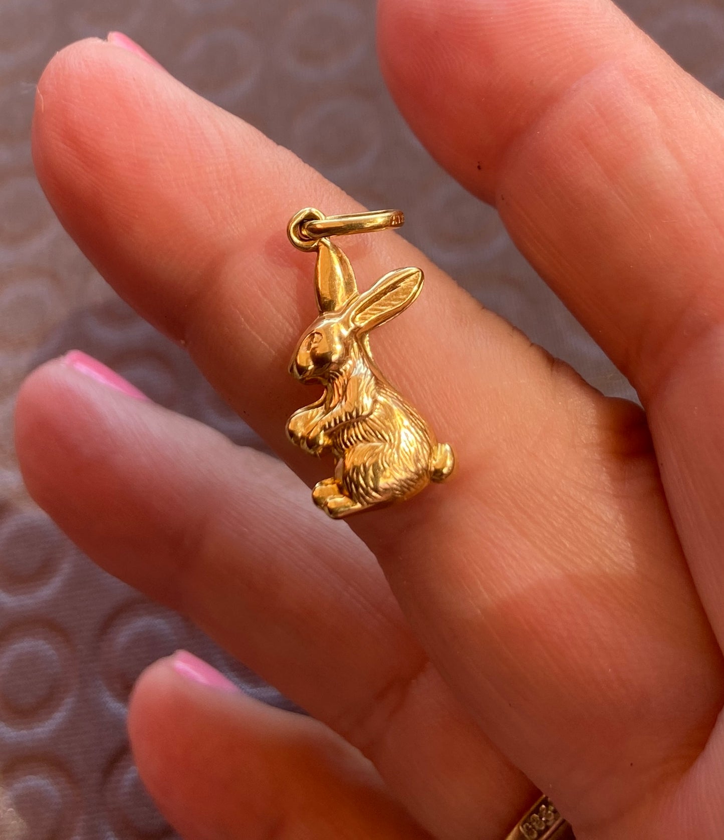 9ct yellow gold rabbit / hare charm. Hollow