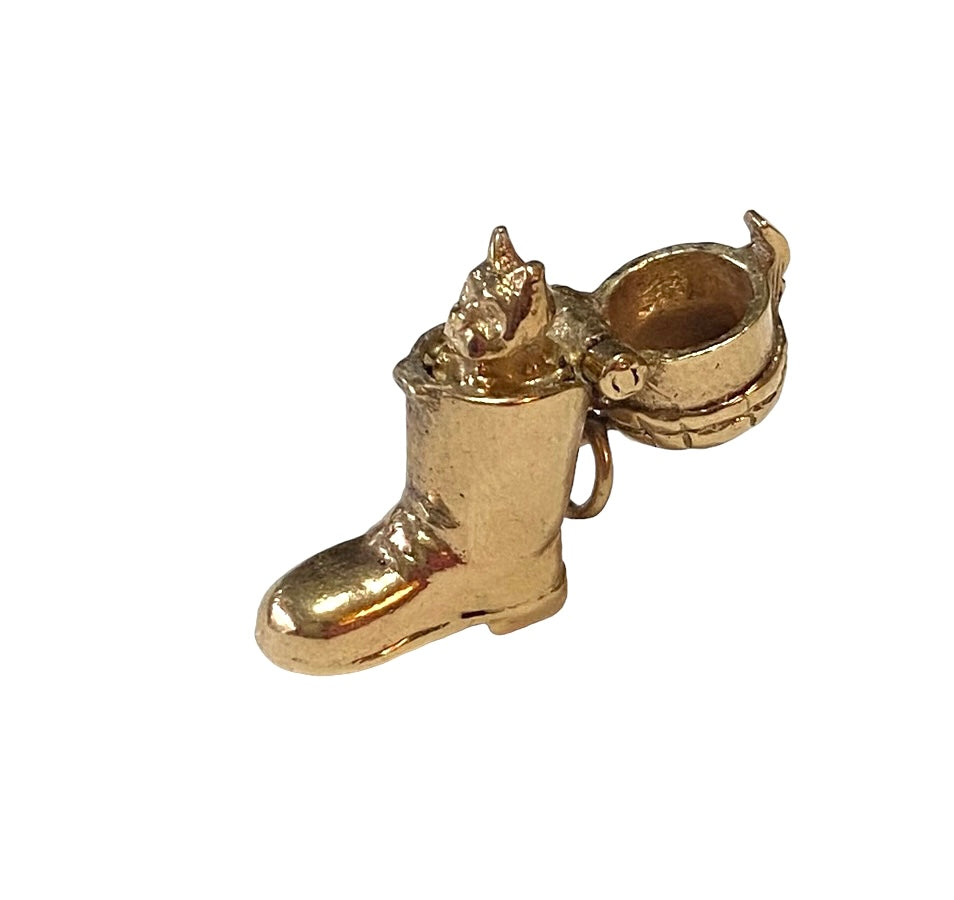 9ct vintage 'puss in boot' charm