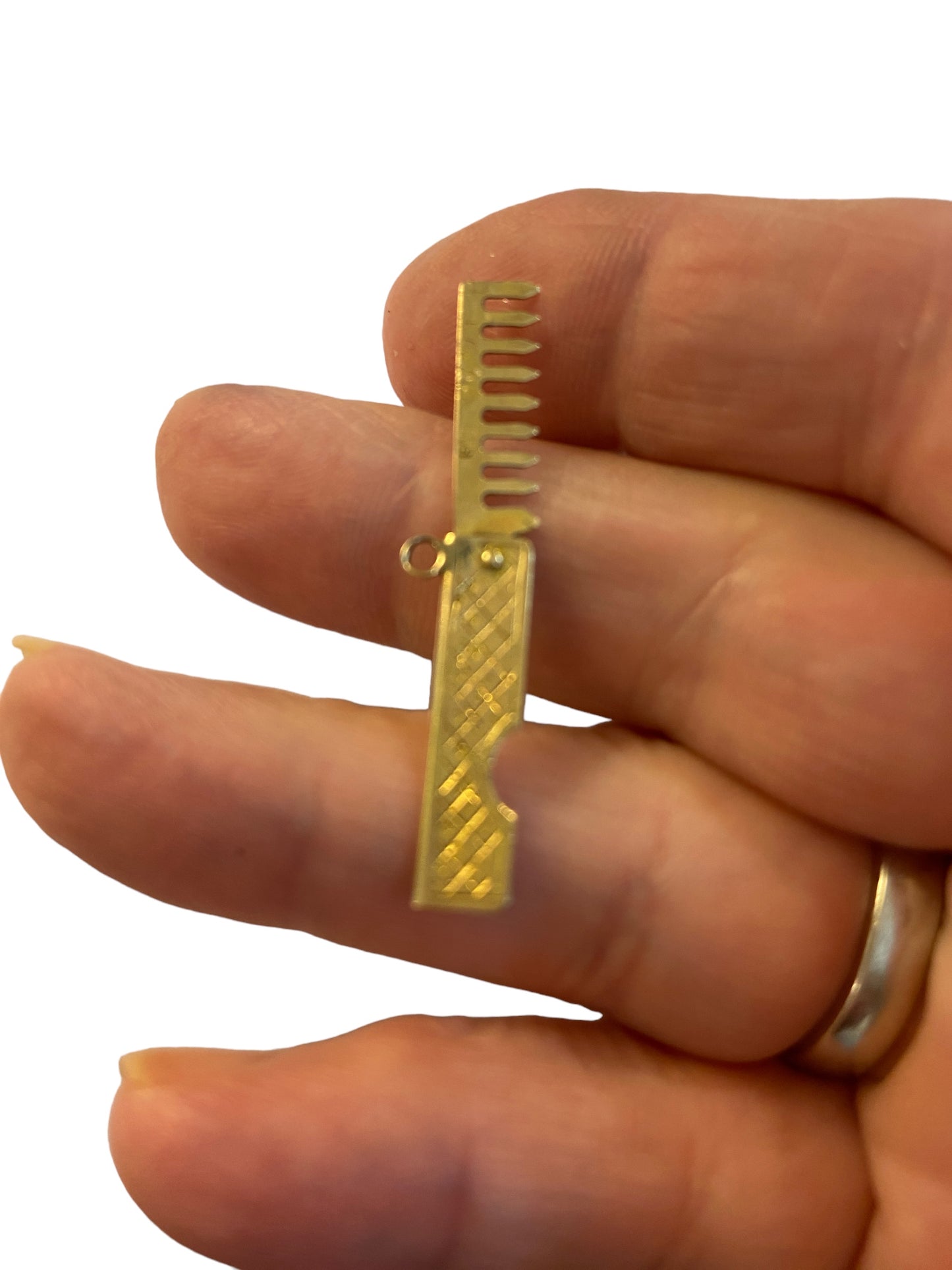 9ct vintage opening comb charm