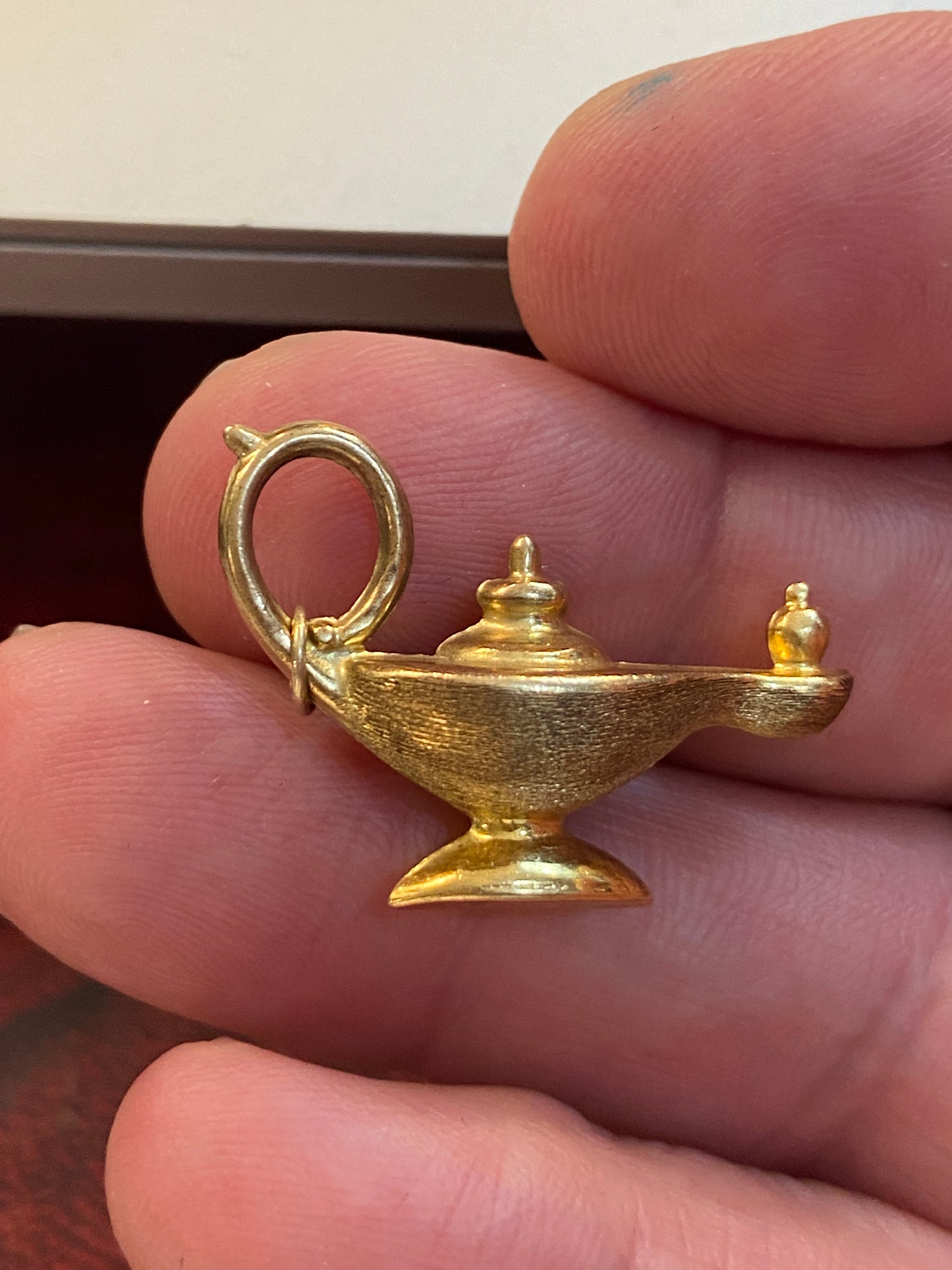 9ct vintage genie lamp , 1.4g maker FM circa 1978, hollow