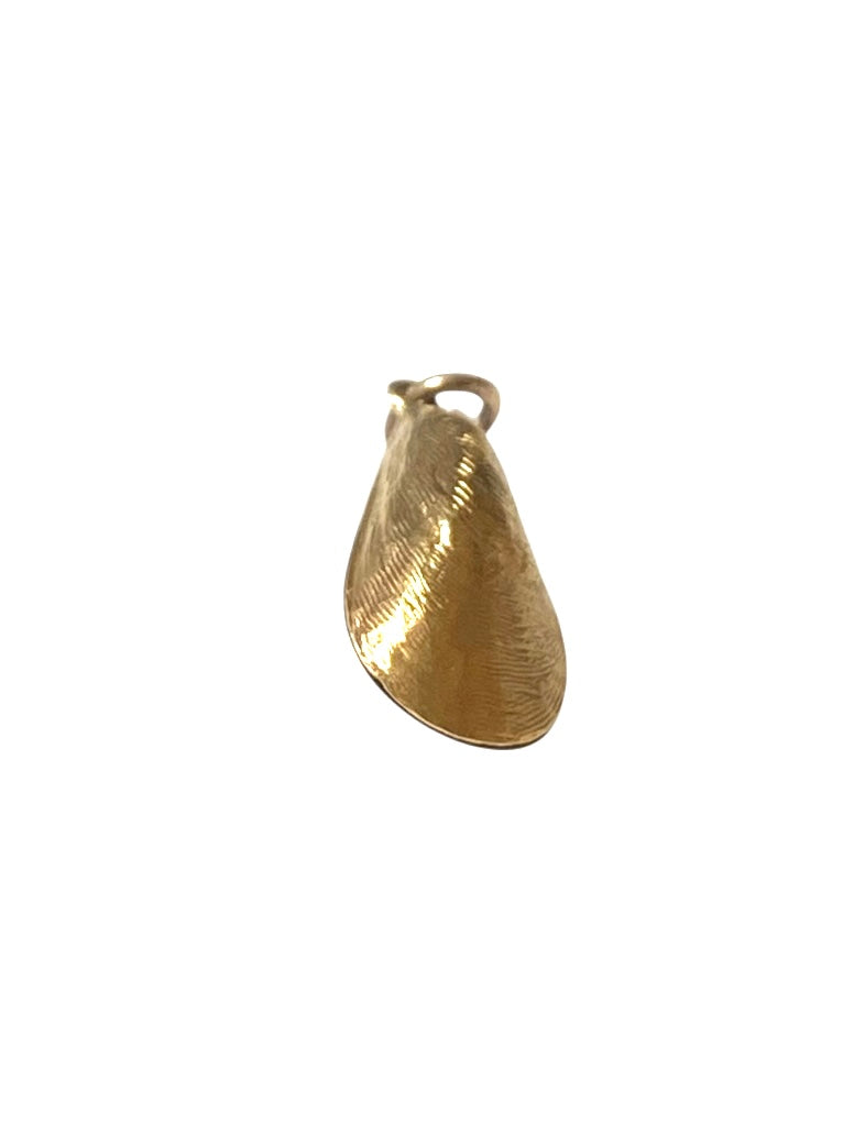 18CT VINTAGE MUSSEL/ SHELL CHARM / PENDANT , OYSTER CHARM 1.2G HOLLOW