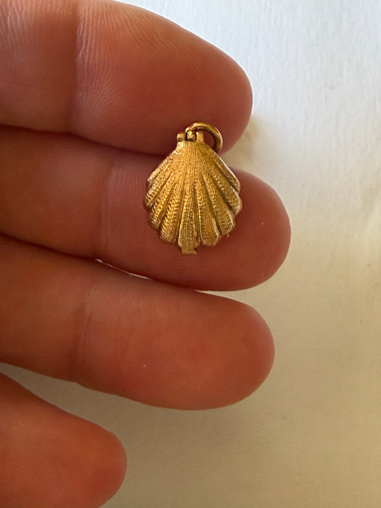 9ct vintage shell charm by HS LTD 2.14g