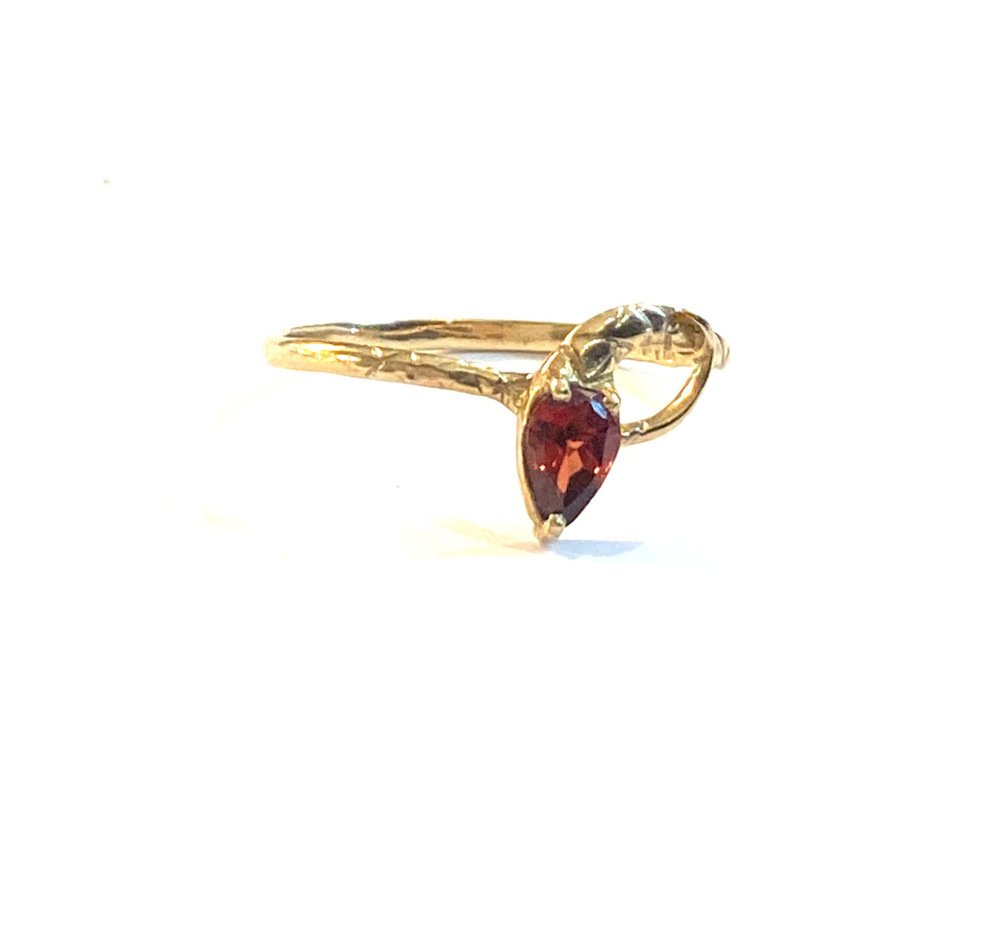 9ct 375 vintage gold snake ring with garnet head ring size O