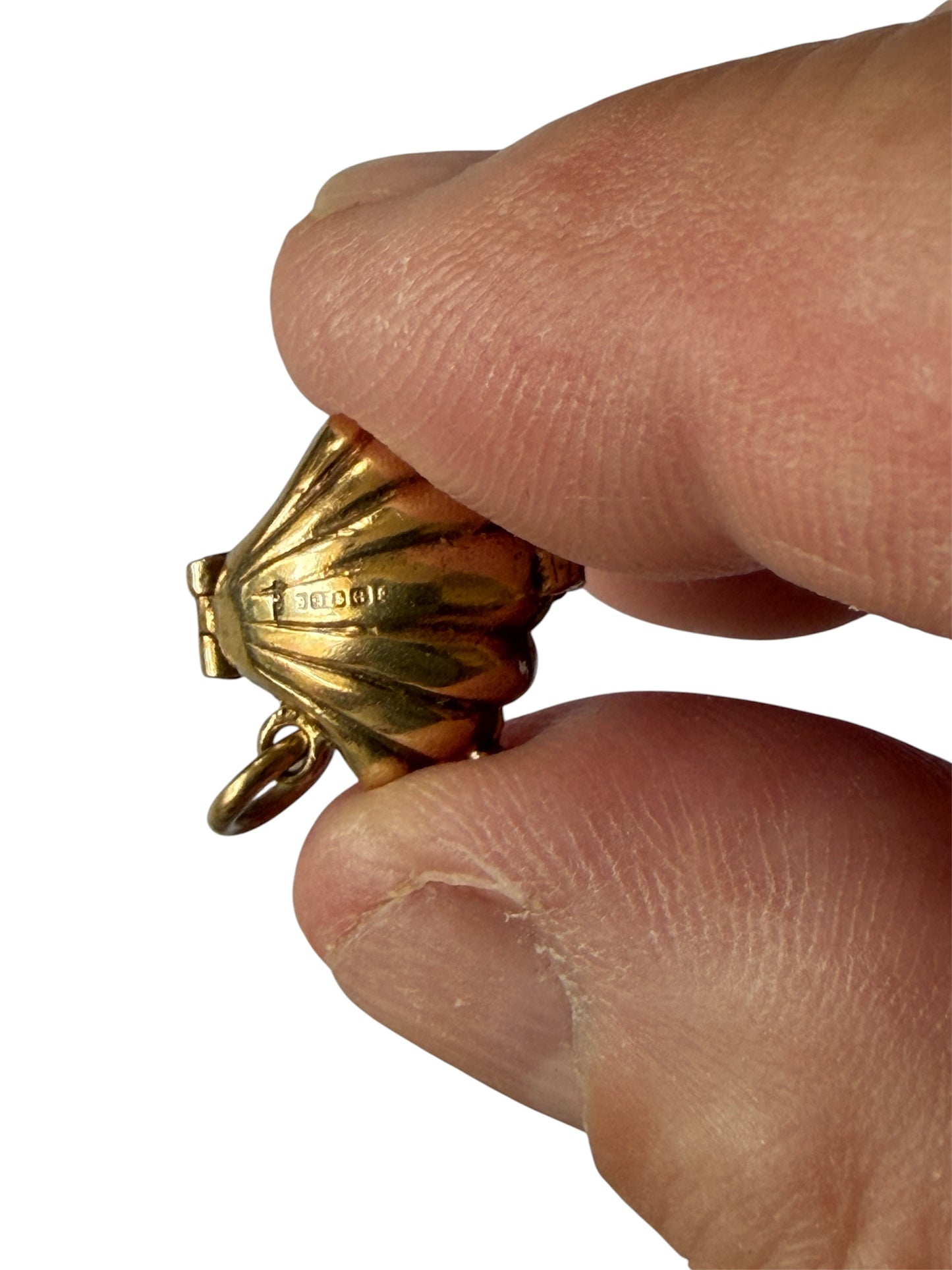 9ct vintage shell charm by R.P signed NUVO circa 1965 2.4g